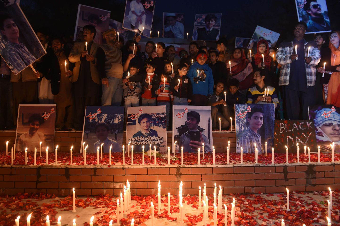 Pakistani Peshawari koolirünnakus hukkunute mälestamine