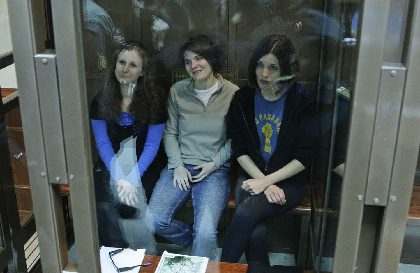 Pussy Rioti vangistatud liikmed täna Moskva kohtus puuris istumas.