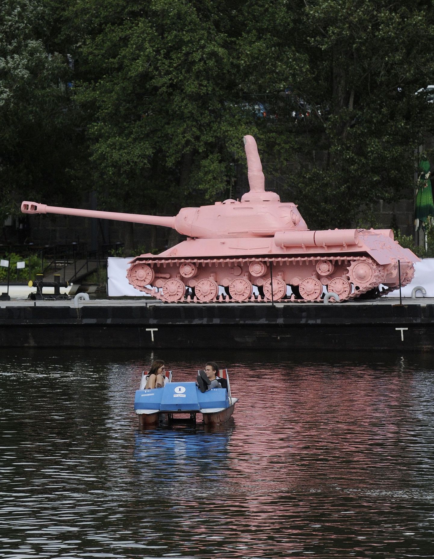 Roosa tank Vltava jõel