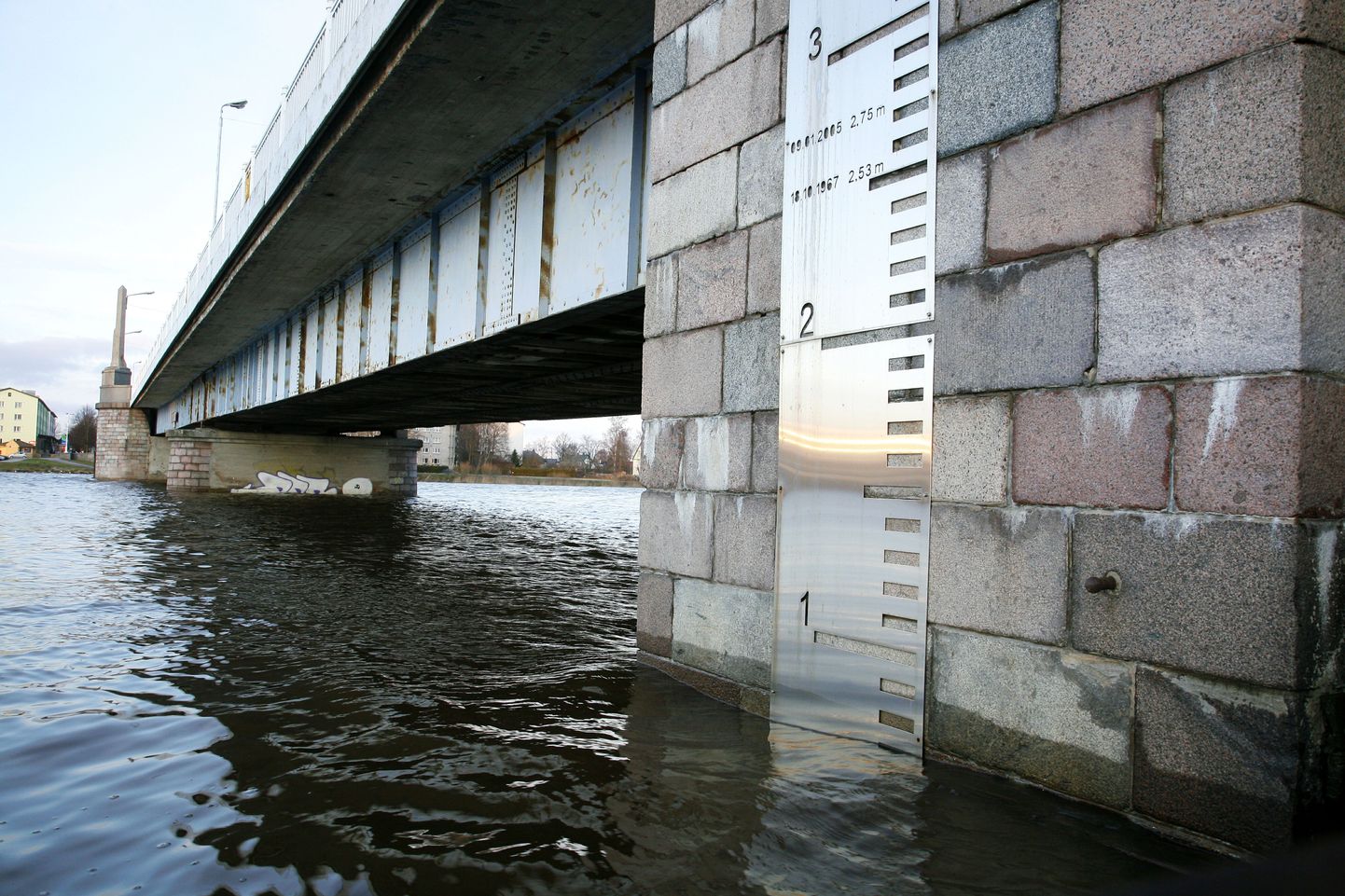 Veetaseme mõõdulatt Pärnu kesklinna sillasamba küljes. Foto on illustreeriv.