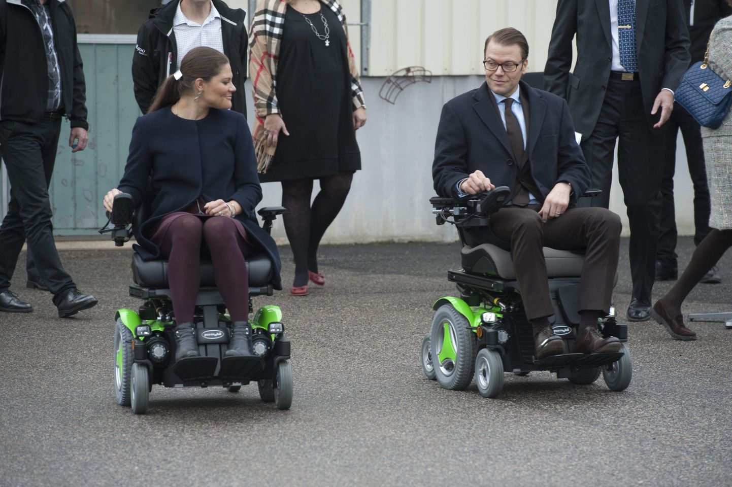 Rootsi kroonprintsess Victoria koos abikaasa Danieliga elektrilisi ratastoole valmistavas tehases.