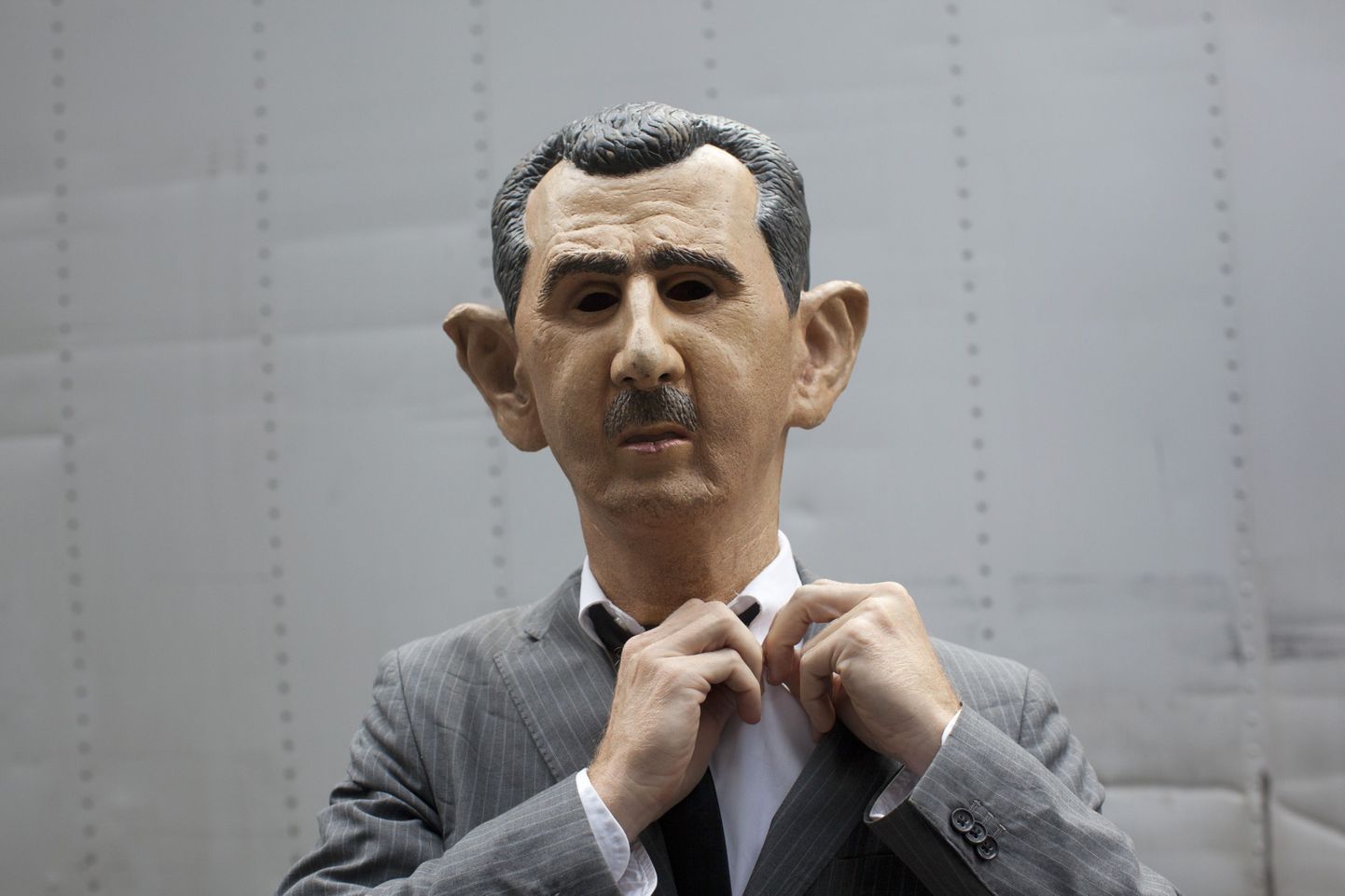Süüria presidendiks Bashar al-Assadiks kehastunud mees valmistub osalema meeleavaldusel ÜRO peahoone juures New Yorgis.