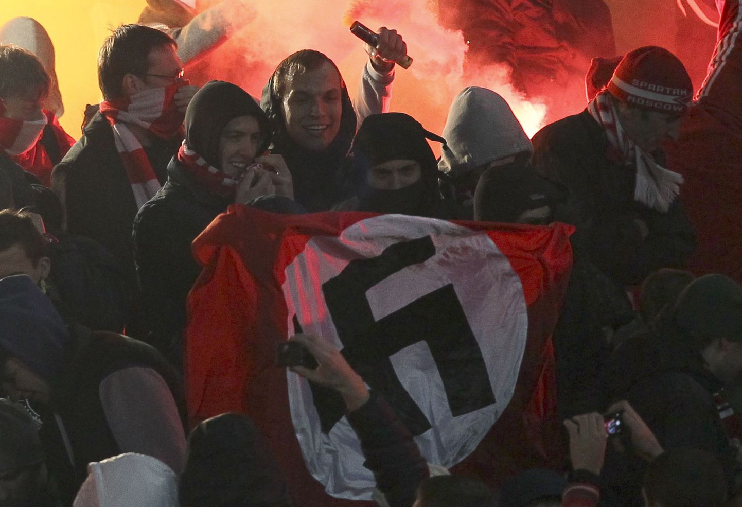 Флаг со свастикой в толпе футбольных фанатов.