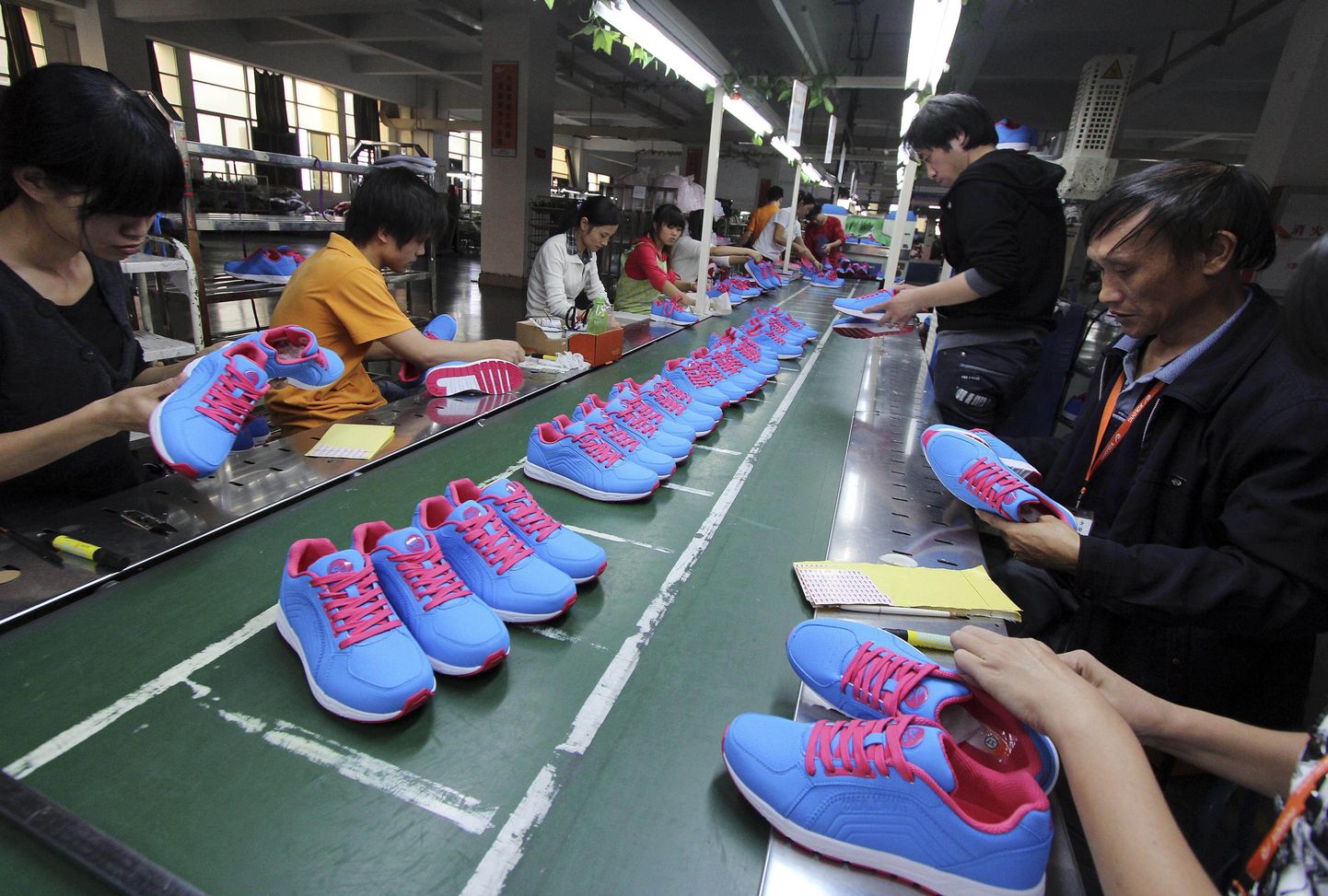 Hiina töölised Fujiani provintsis Jinjiangi s asuvas tehases spordijalatseid tootmas.