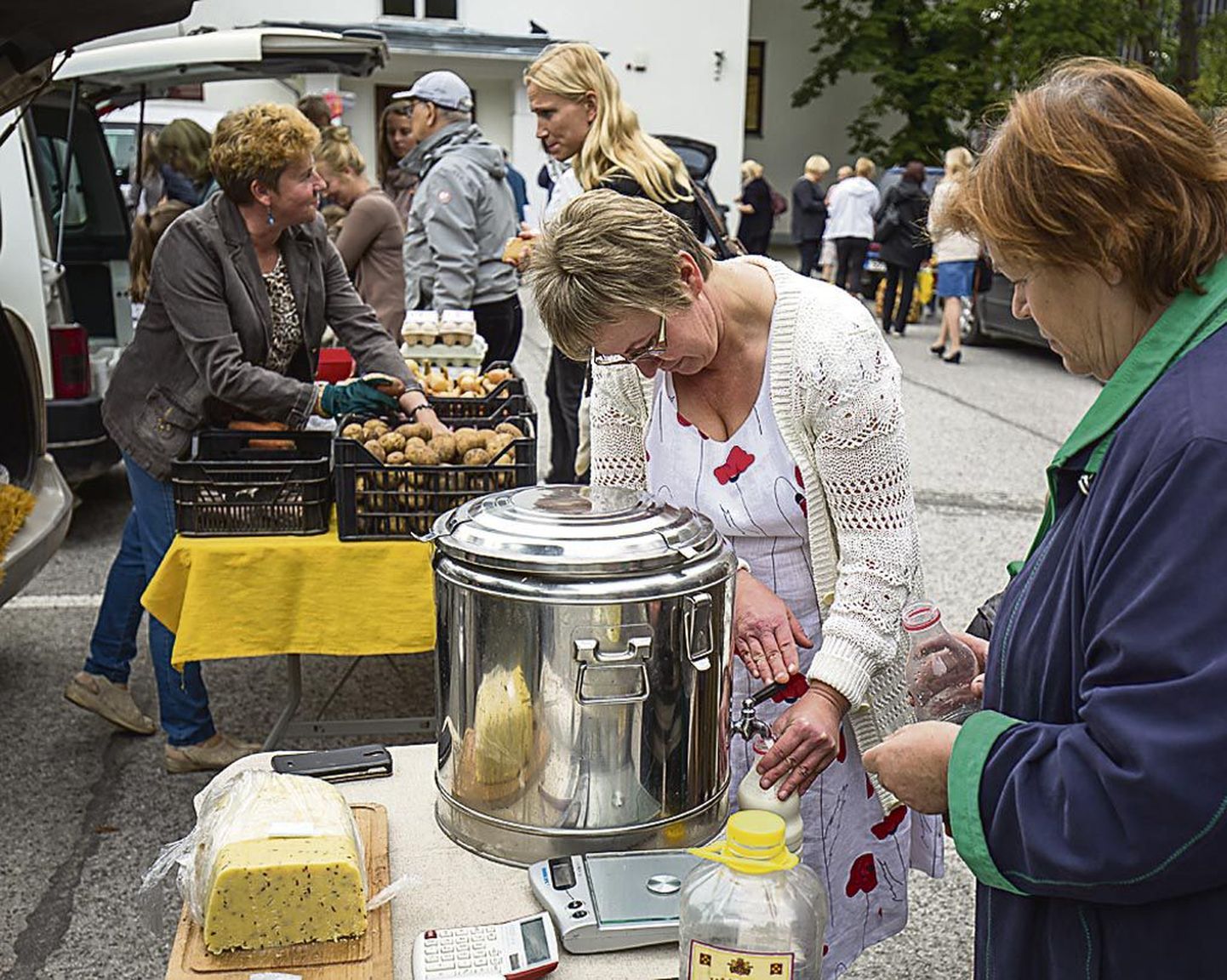 Igal neljapäeval kohtuvad Pärnus Kooli tänaval kodumaise toidu tootjad ja tarbijad.