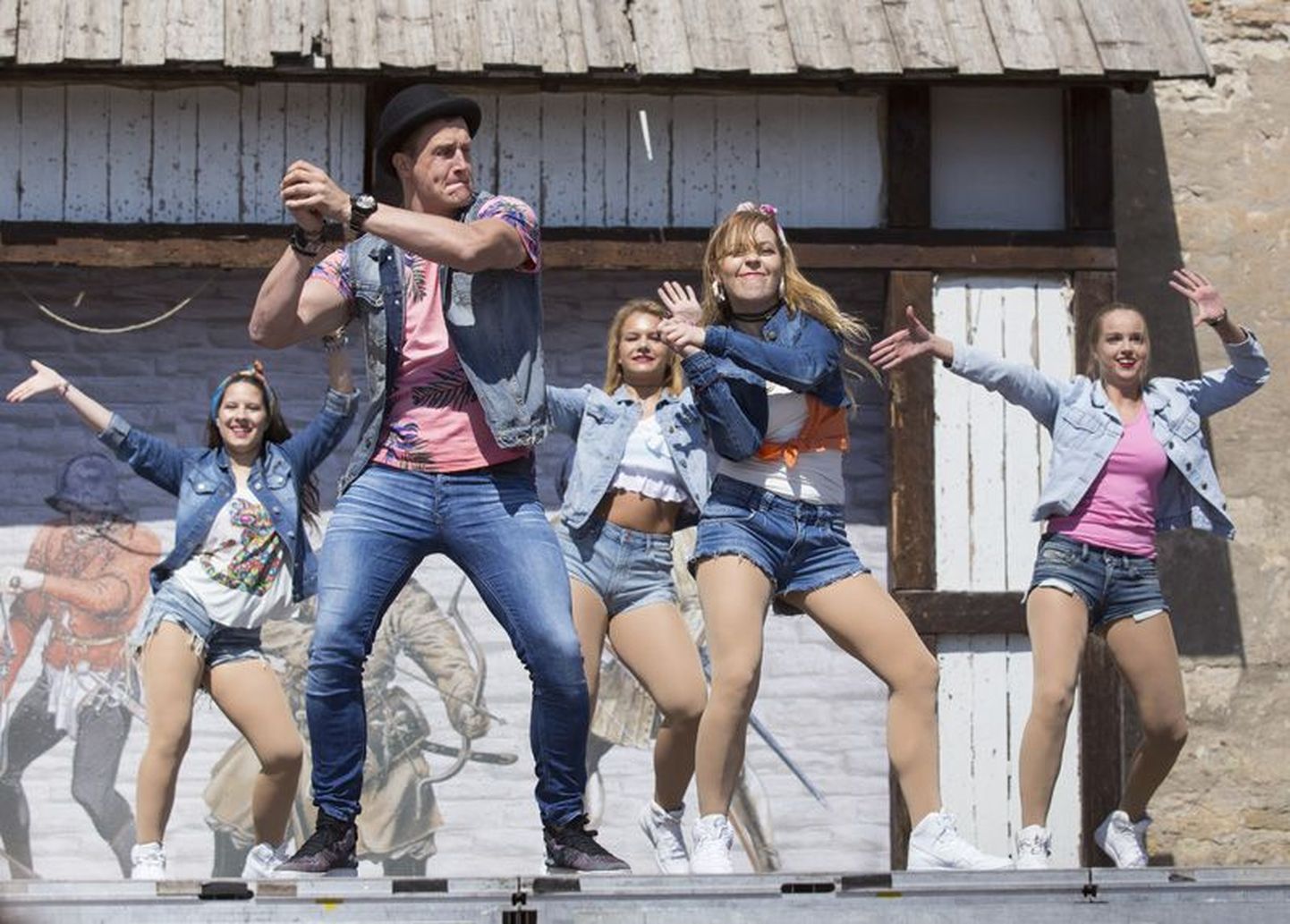 Noortega koos tantsivad laval näitleja Juss Haasma ja tantsujuht Merle Laud.
