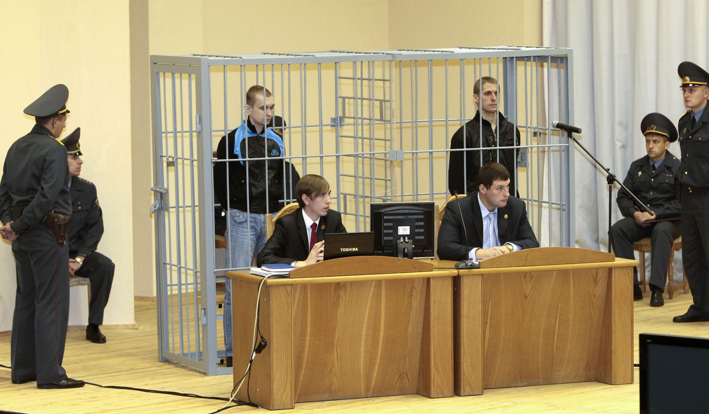 Valgevene ülemkohus karistas Dmitri Konovalovit (trellide taga vasakul) ja Vladislav Kovaljovi surmanuhtlusega.
