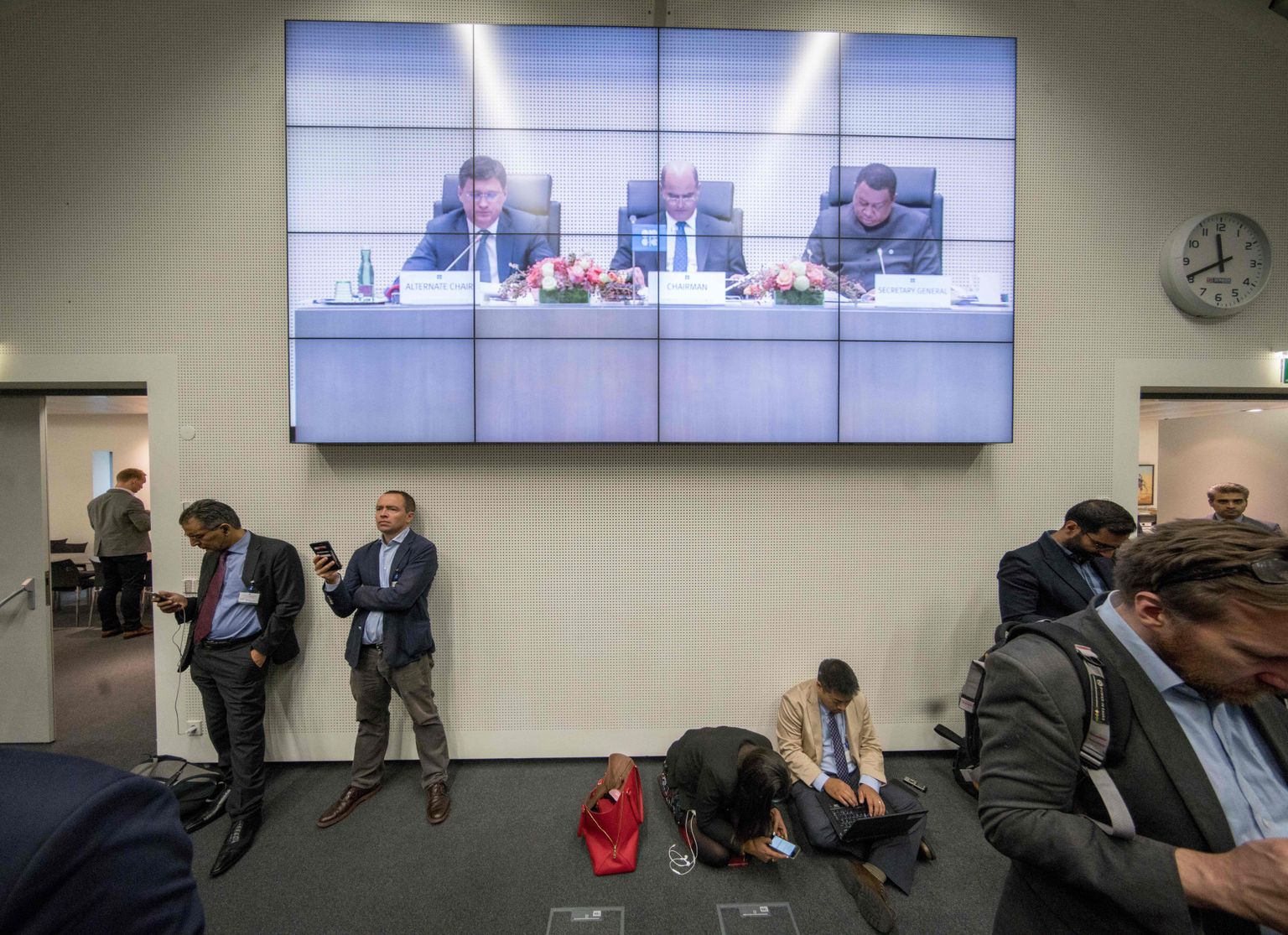 Ajakirjanikud reedel OPEC-i naftministreid kuulamas.