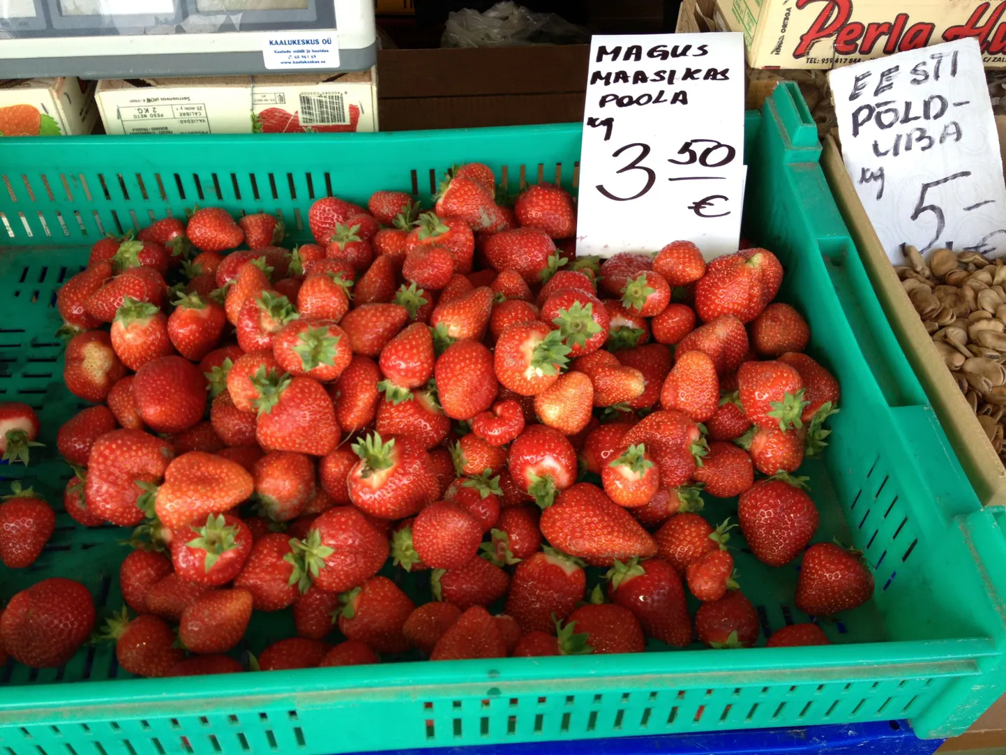 Maasikahind oli Nõmme turu müüjate juures üks - 3.50 kilo.