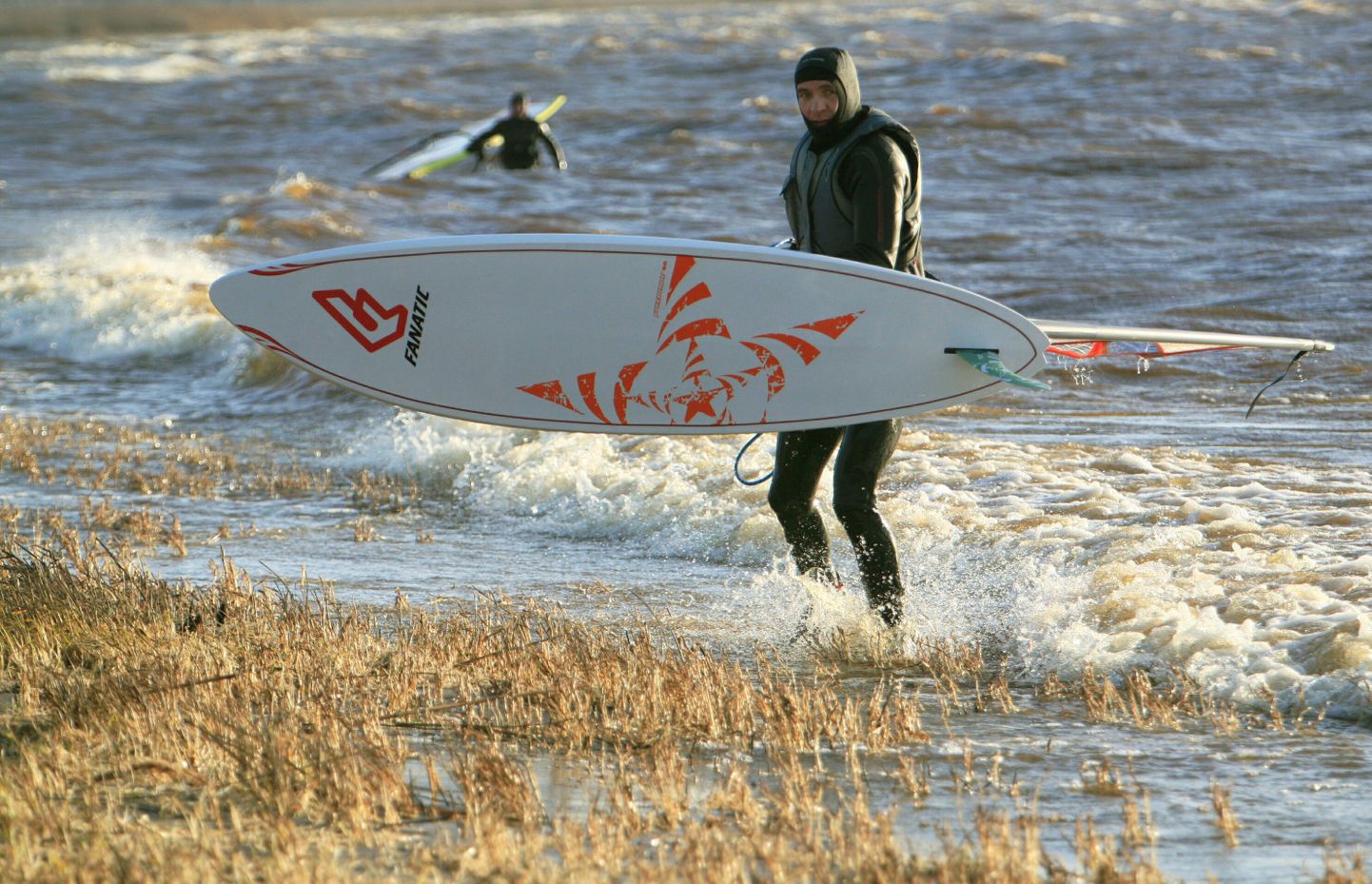 Andunud surfajad trotsivad Eesti karme ilmaolusid.