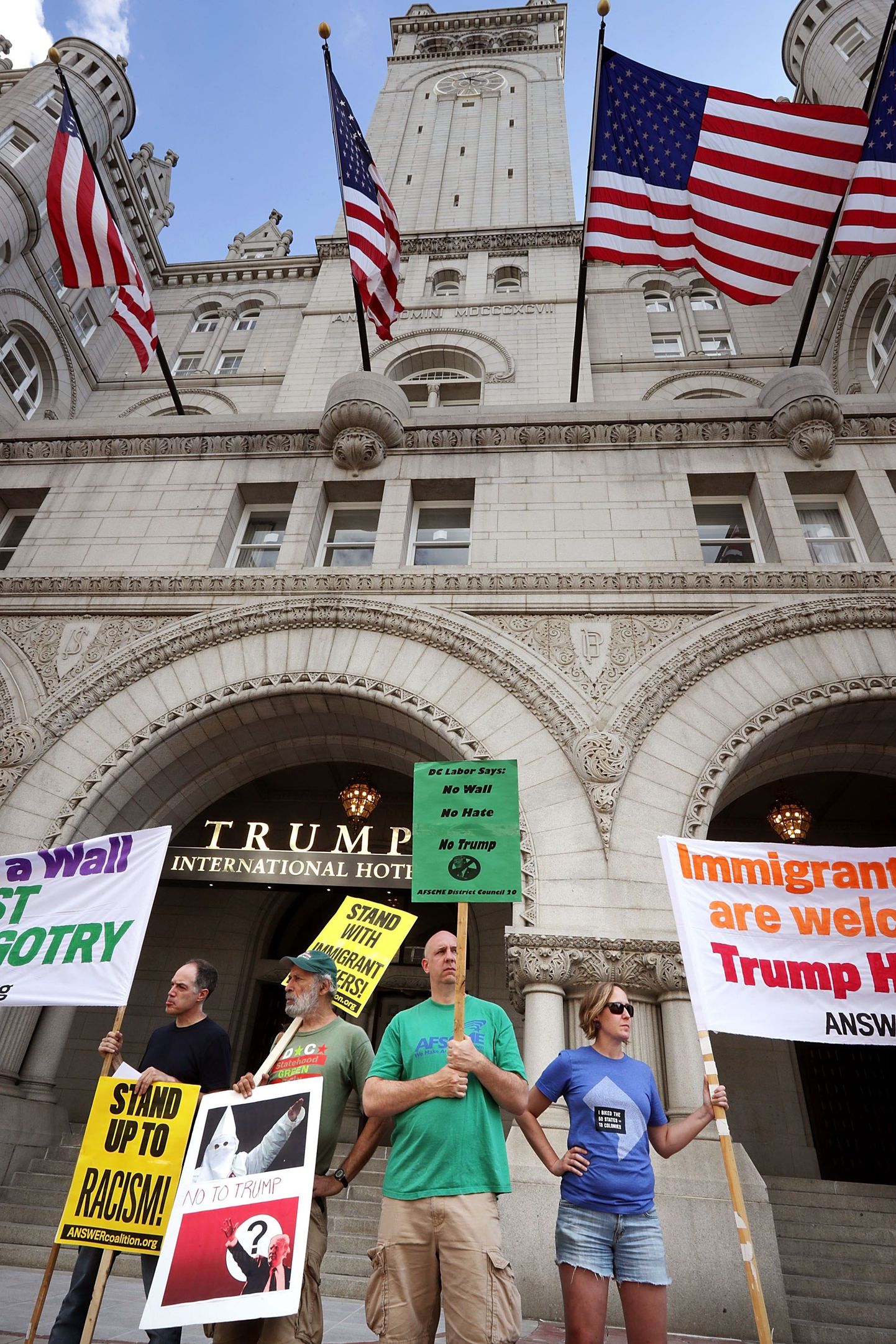 Üks protestijate plakatitest esmaspäeval Trump International Hoteli mitteametlikul avamisel Washingtonis.