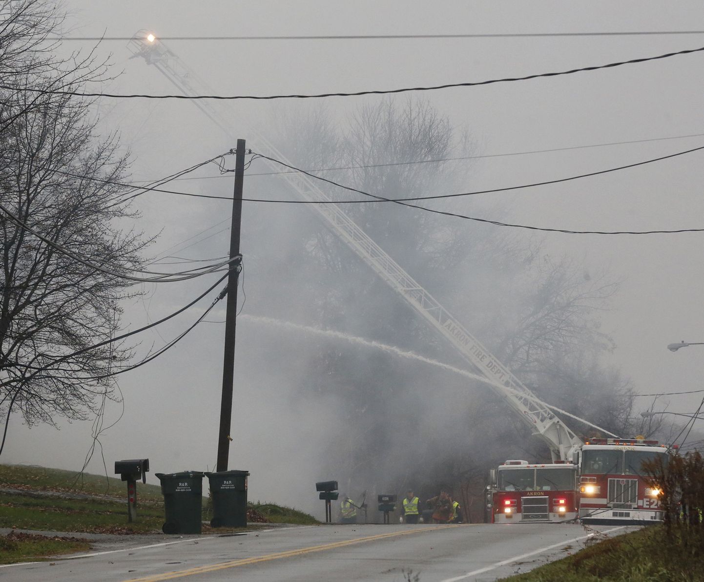Tuletõrjujad kustutamas lennuõnnetuse tagajärjel tekkinud tulekahjut.
