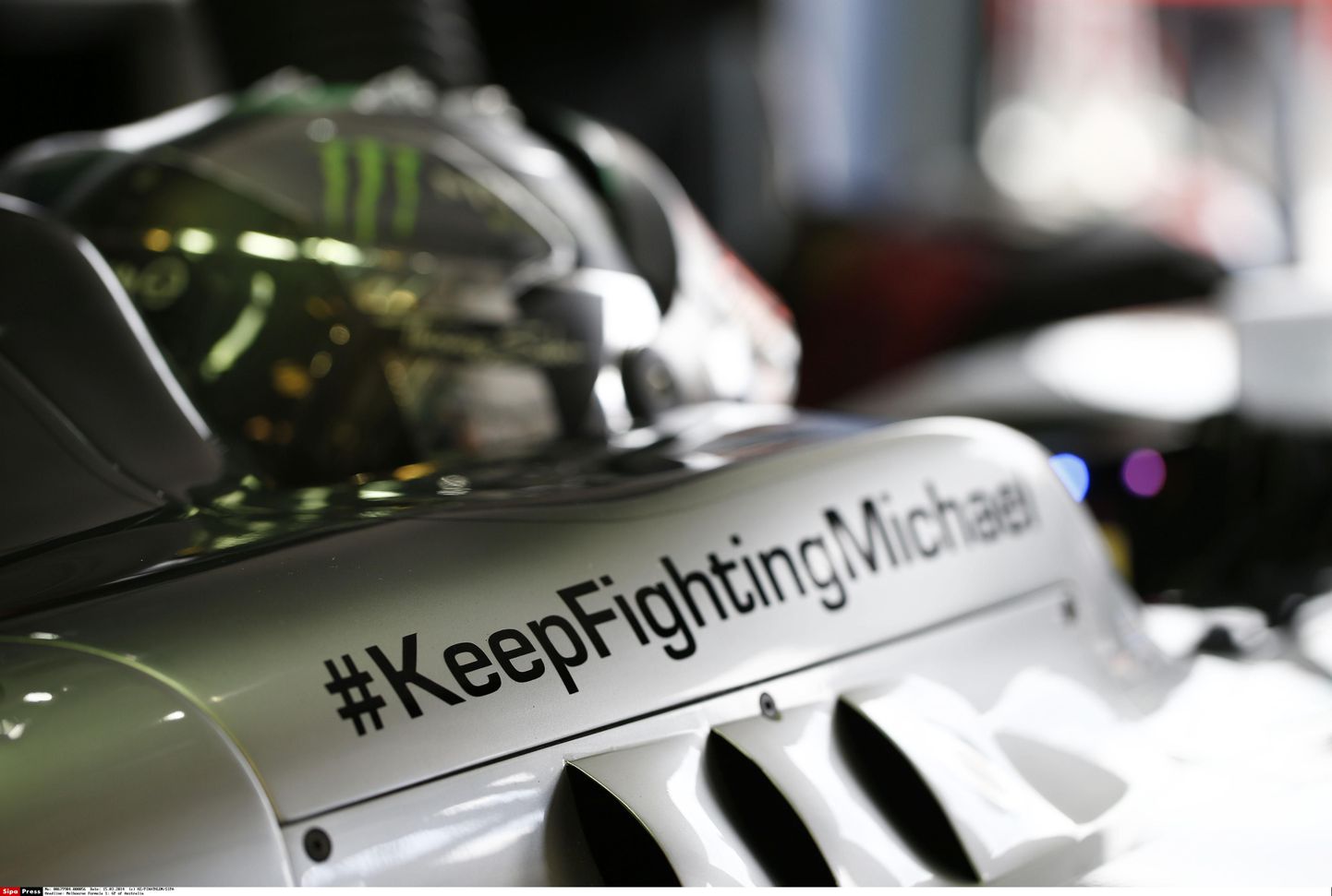 Michael Schumacherit toetav kiri MErcedese vormel-1 masinal. Sel hooajal nimetatud kirja sealt enam ei leia.