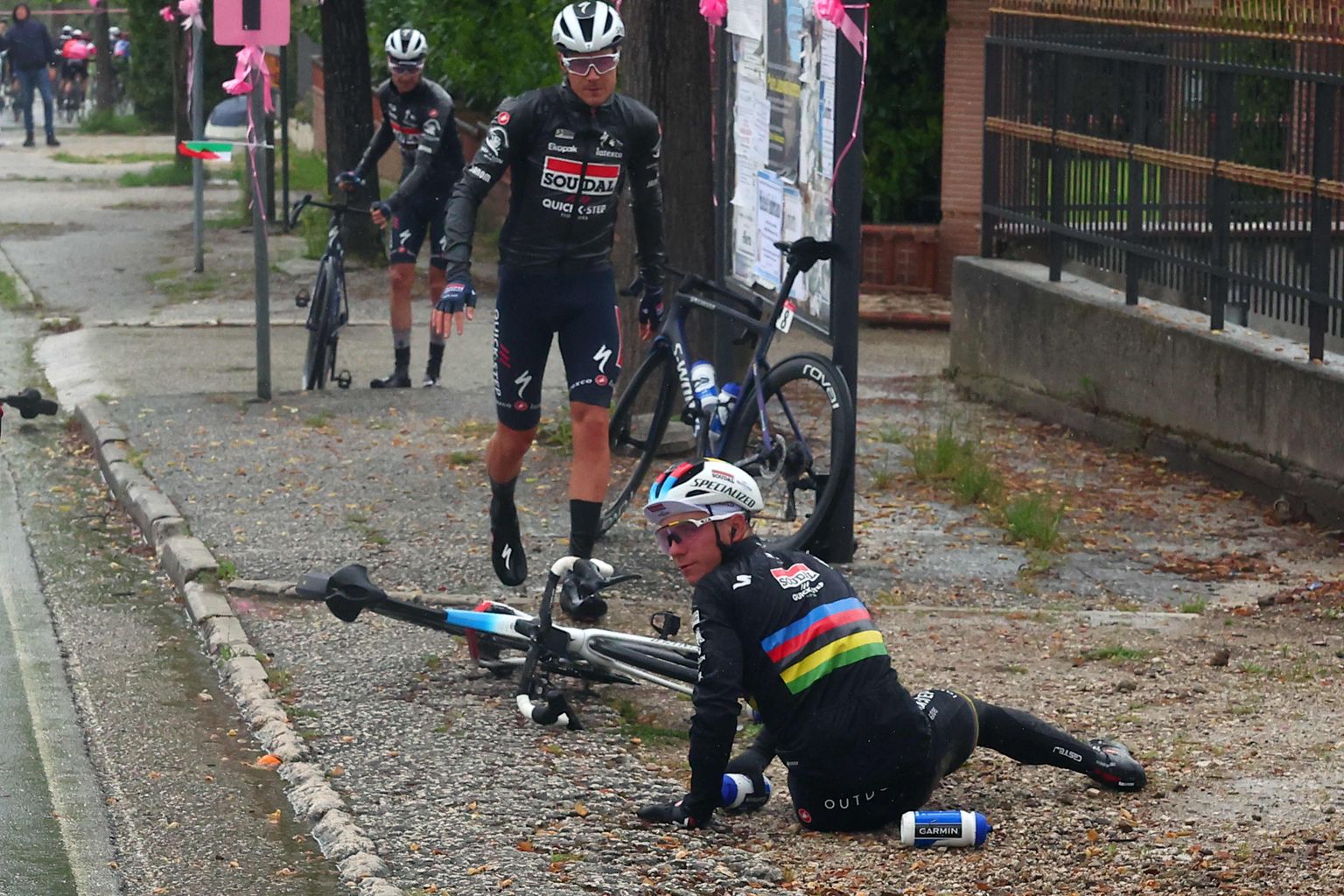Remco Evenepoel jäi pärast kukkumist mõneks ajaks maha lebama.