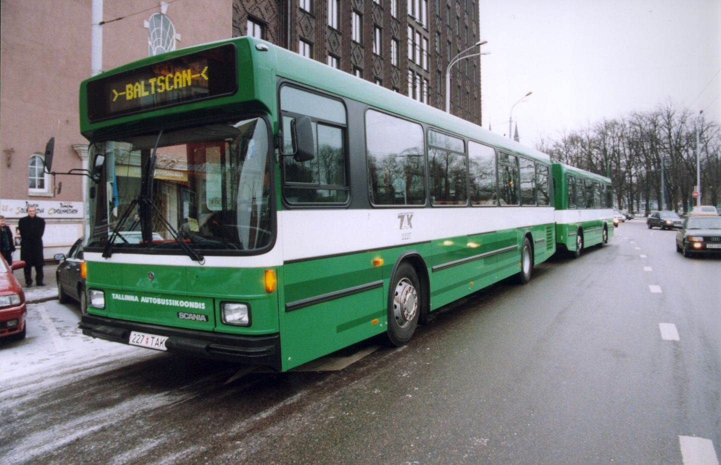 Uus bussirong 1999. aastal linnavalitsuse hoone ees.