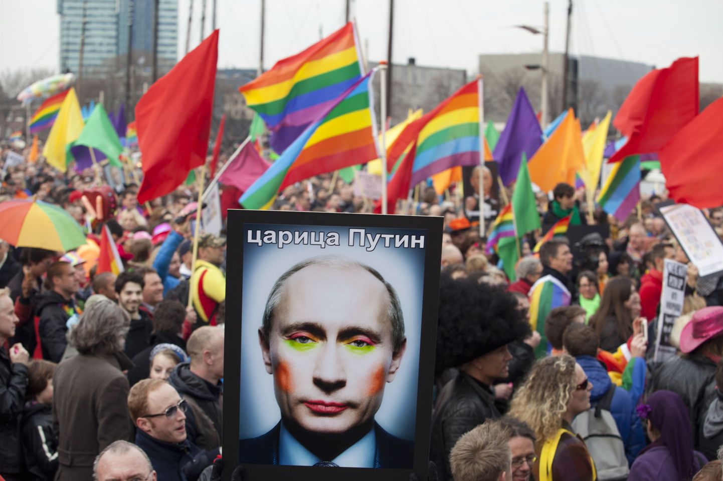 Eilne meeleavaldus Amsterdamis, esiplaanil jumestatuna kujutatud Venemaa president Vladimir Putin.