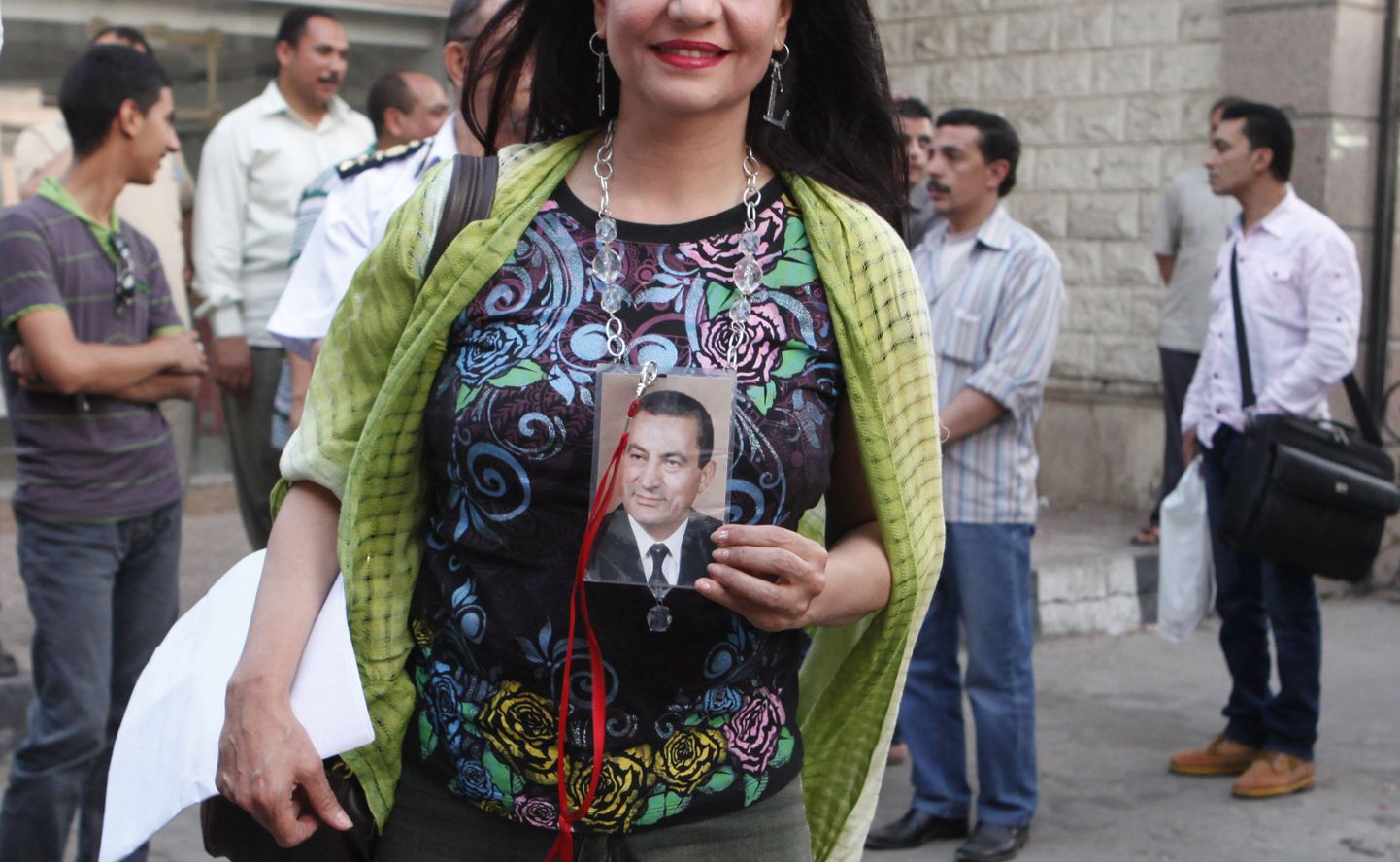 Hosni Mubaraki poolehoidja kannab oma  iidoli pilti kaelas. Foto on tehtud 9. juunil vanglaameti juures Kairos.