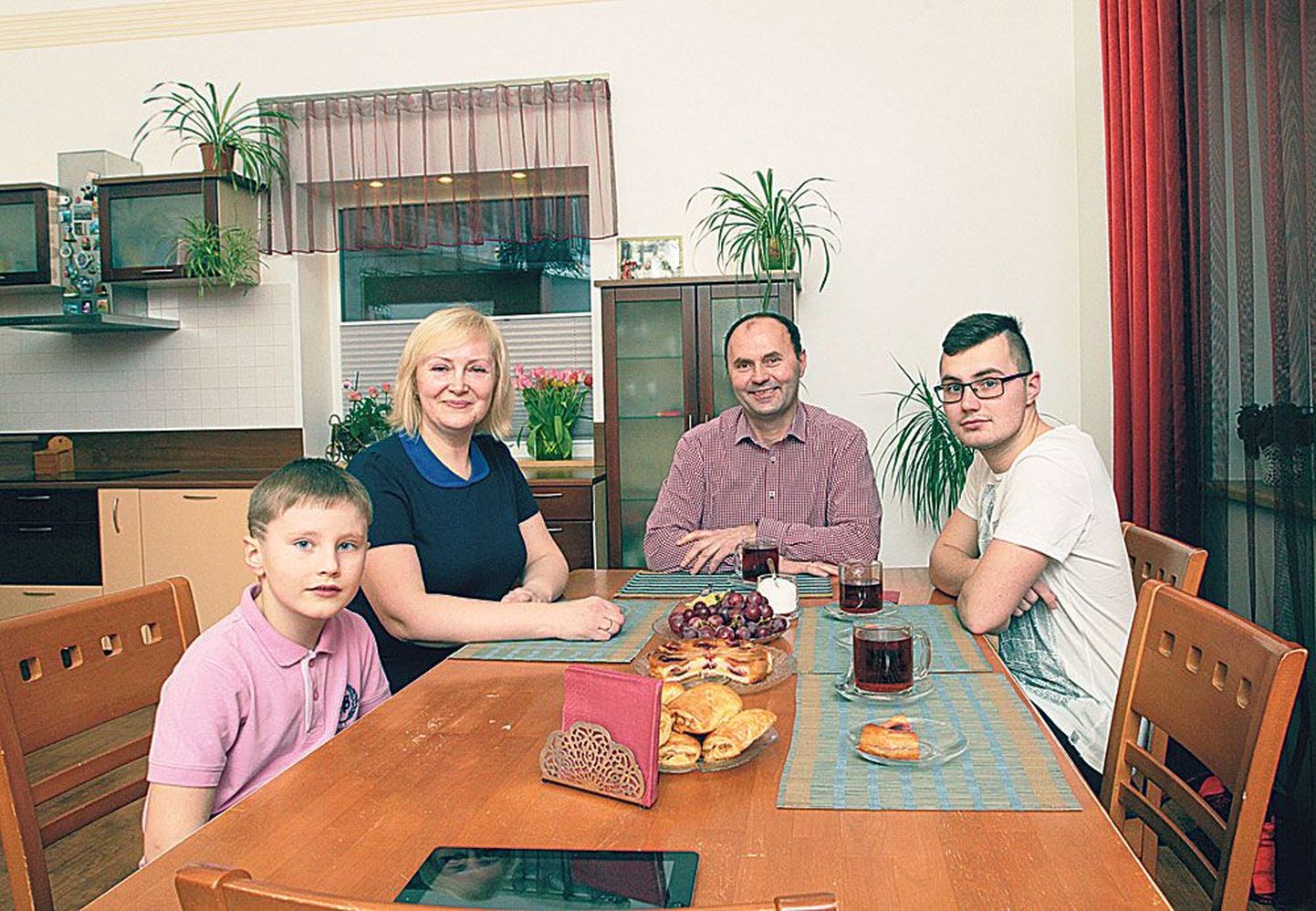 Õhtu ukraina kodus Tartus. Ümber laua on kogunenud 7-aastane Deivid (vasakult), ema Jelena ja isa Petro Babjak ning 20-aastane Maksim. Pildilt on puudu 16-aastane Erika ja 23-aastane Rostislav. Erika õpib Tallinnas ja Rostislav elab Šotimaal.