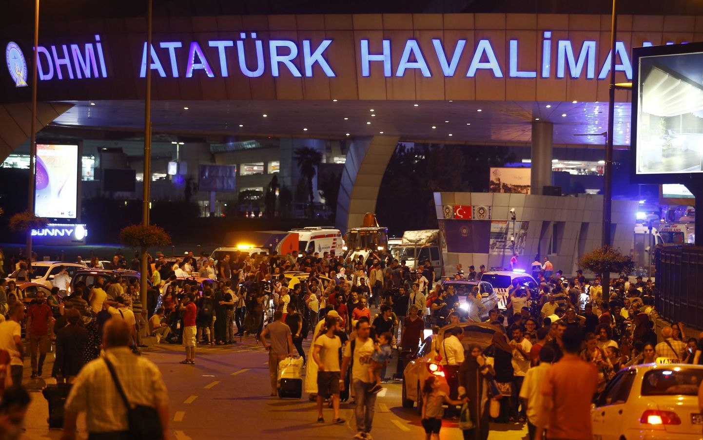 Inimeste evakueerimine Istanbuli Atatürki lennujaamast
