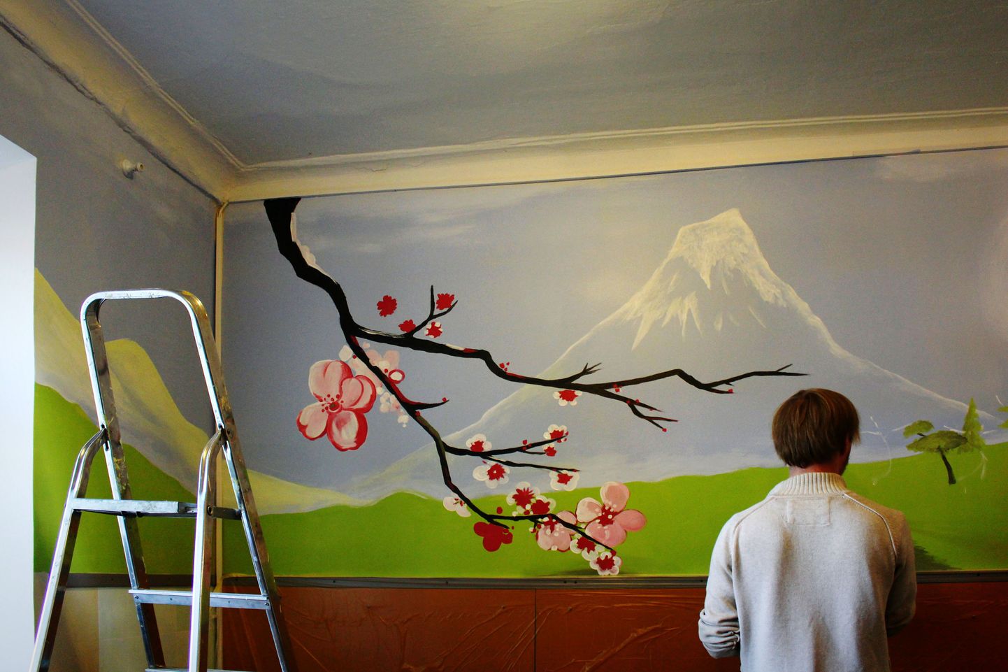 Kuressaare ametikooli dekoraator-stilistide neljas kursus maalis Sõmera Kodu puhketuppa jaapanipärase seinamaali.