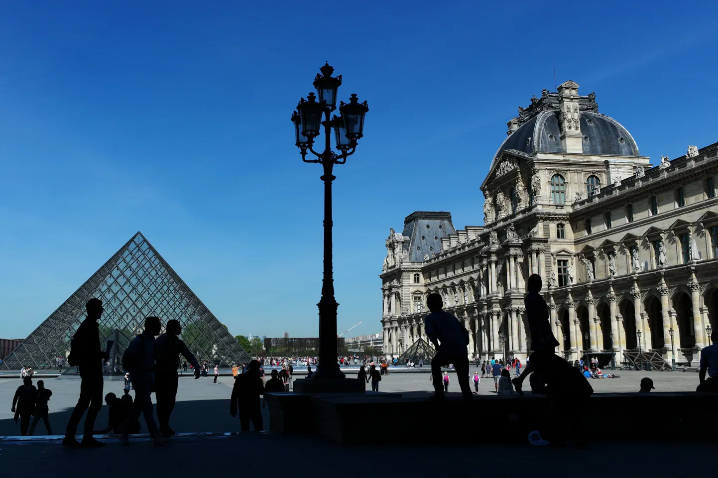Turistid Pariisis Louvre'i muuseumi juures.
