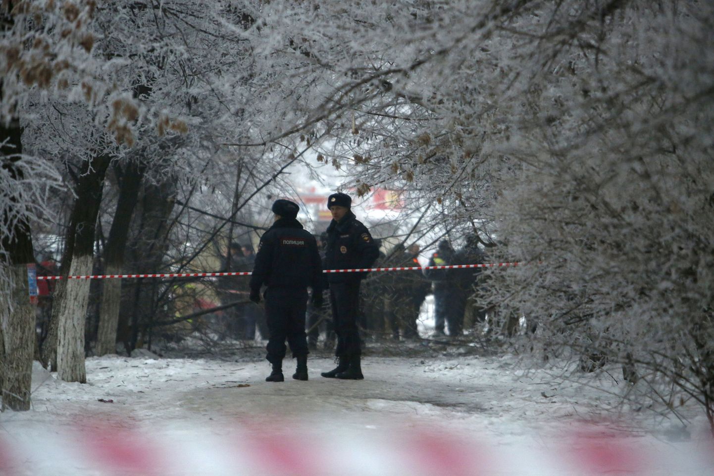 Politseinikud täna Volgogradis koha lähedal, kus terrorist õhkis trollis pommi.