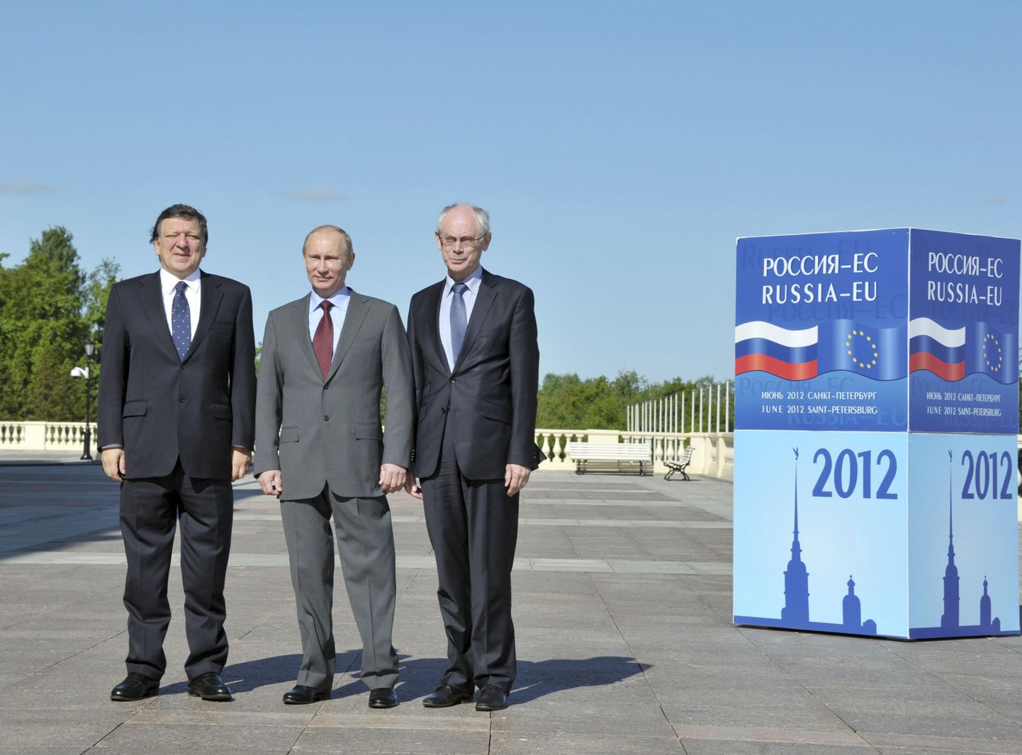 Euroopa Komisjoni president Jose Manuel Barroso vasakul, Venemaa president Vladimir Putin keskel ja EL-i president Herman Van Rompuy paremal 4.juunil Peterburis.