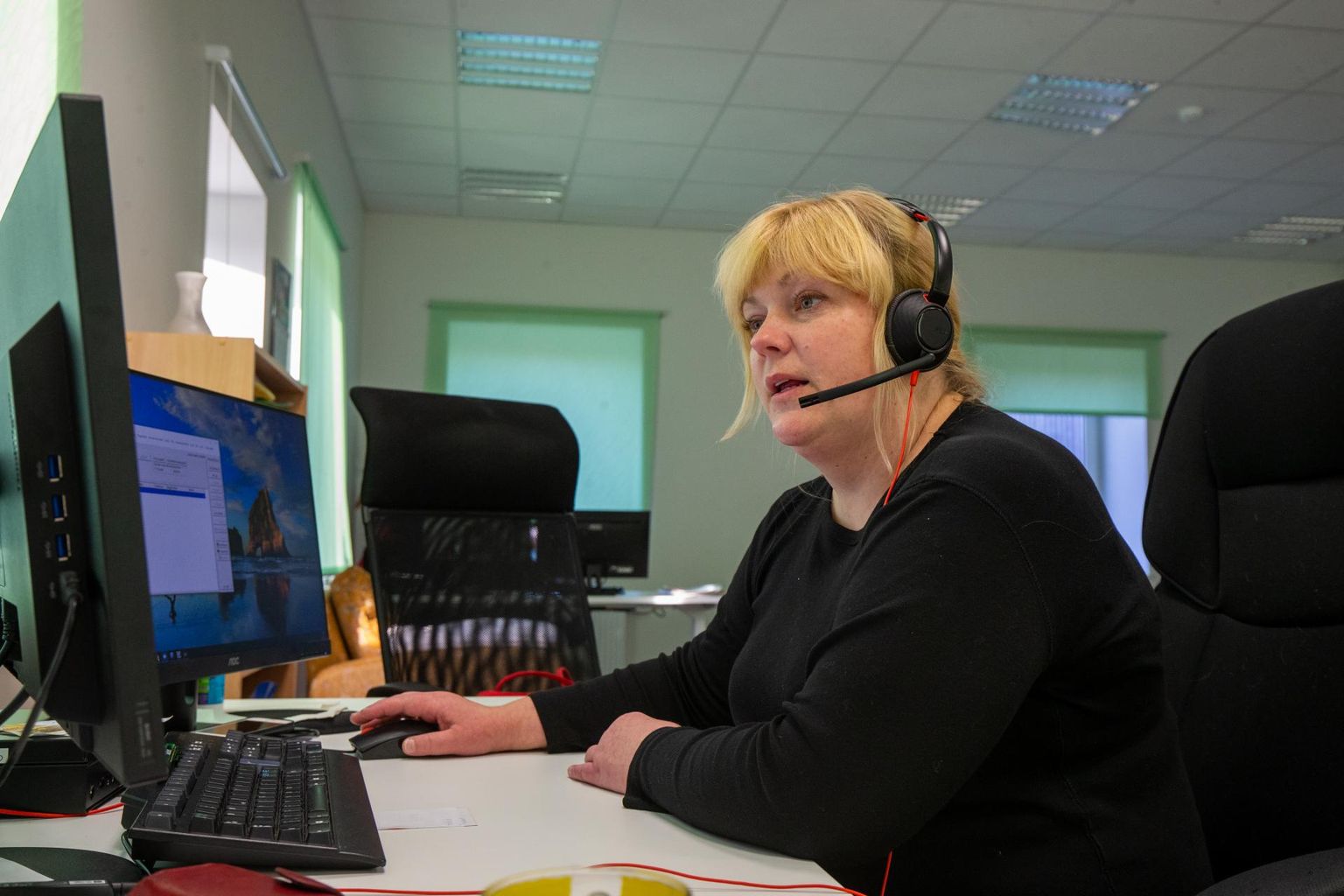 Helistaja räägib mitu minutit järjest, milliste arstide juures ta on käinud, ja küsib: «Mis mul viga on?» Perearst Marju Vanker ei saa seda kuidagi telefoni teel öelda. Ta saab vaid soovitada, et mingu ta palun oma arsti juurde tagasi.