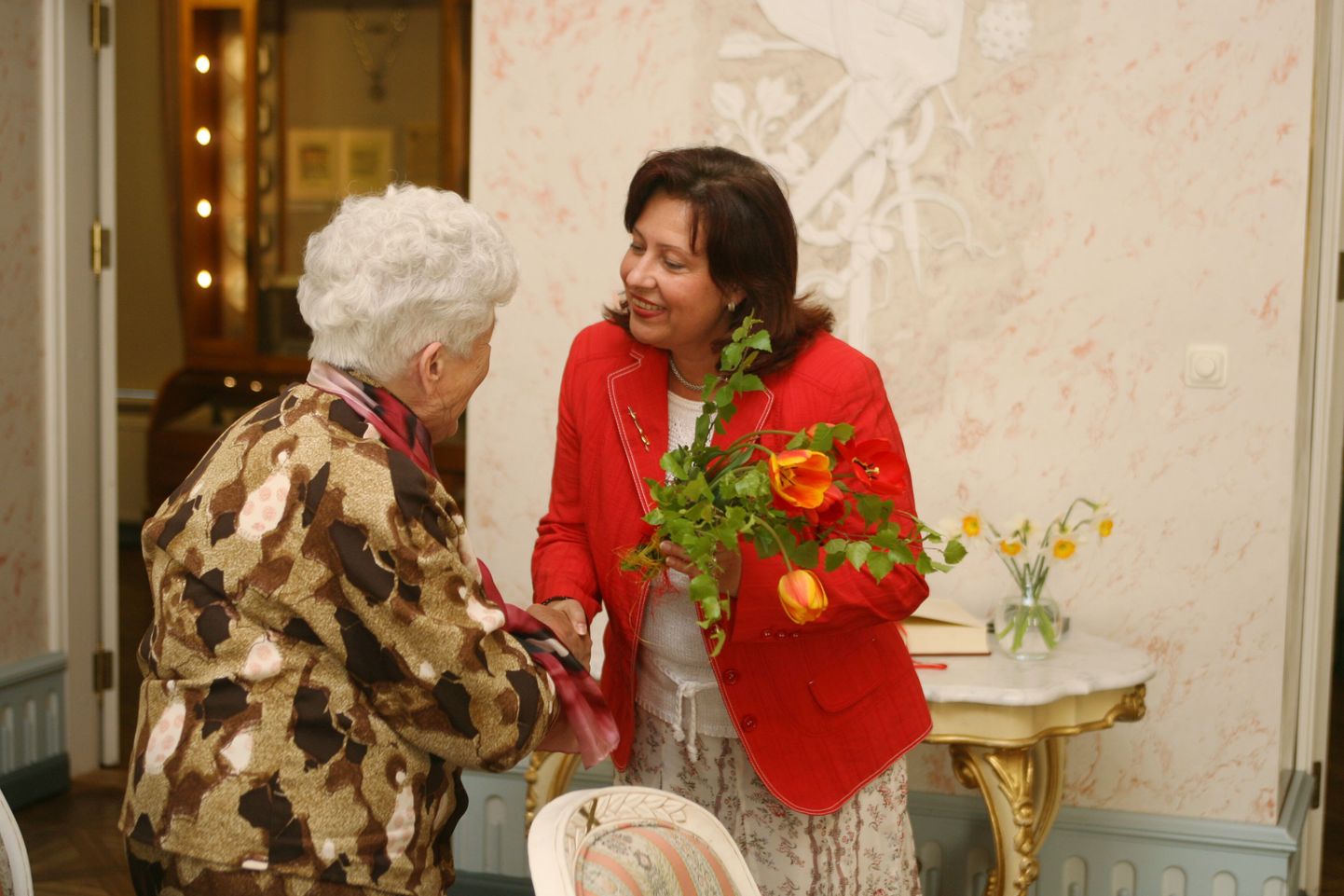 Eesti Ettevõtlike Naiste Assotsiatsiooni Tartu klubi tunnustab üksi lapselapsi kasvatavaid vanavanemaid. Pildil vanaema Aino Krevald, keda tunnustati 2009. aastal.