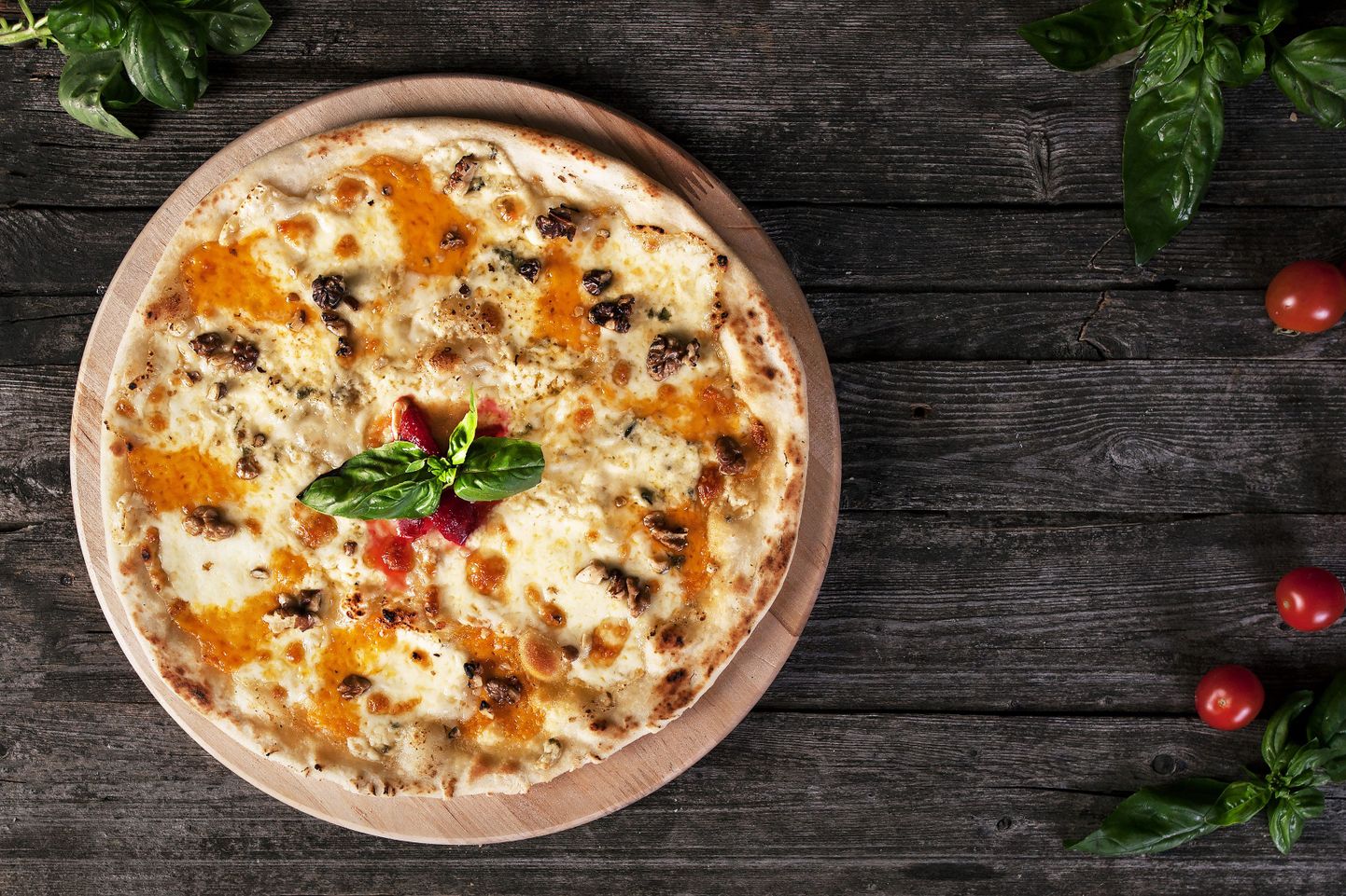 Juustu, tomati ja kreeka pähklitega pitsa on tervislikum kui lihaga pitsa.