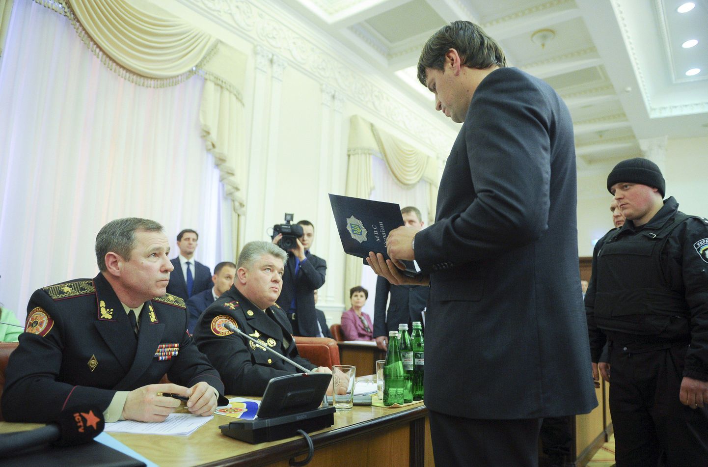 Miilitsatöötaja loeb Serhi Botškovskile (vasakult teine) ja tema asetäitjale Vassõl Stojetskile ette vahistamiskäsu.
