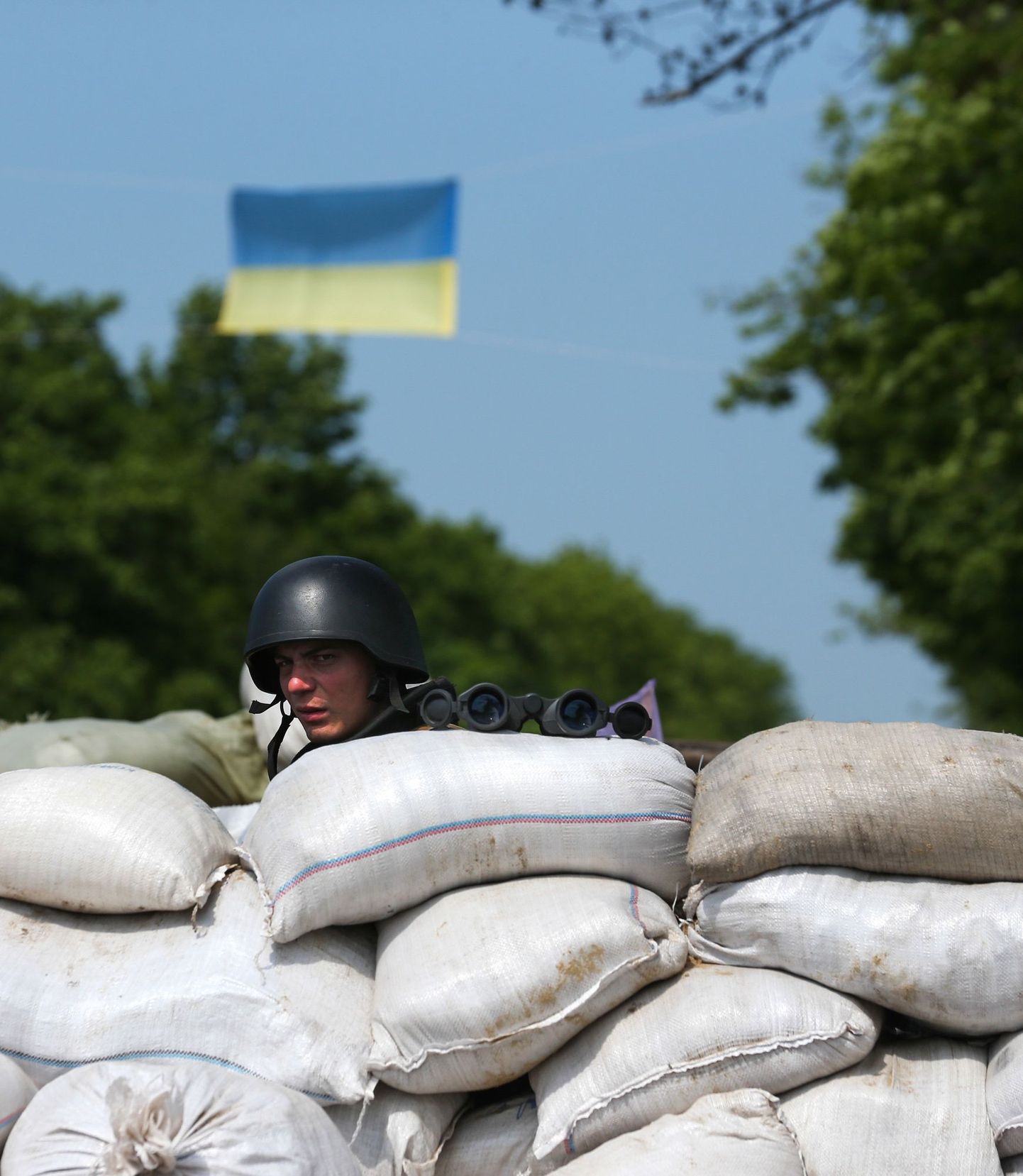 Ukraina armee sõdur Slovjanskis kontrollpunktis Bõlbasovka-3.