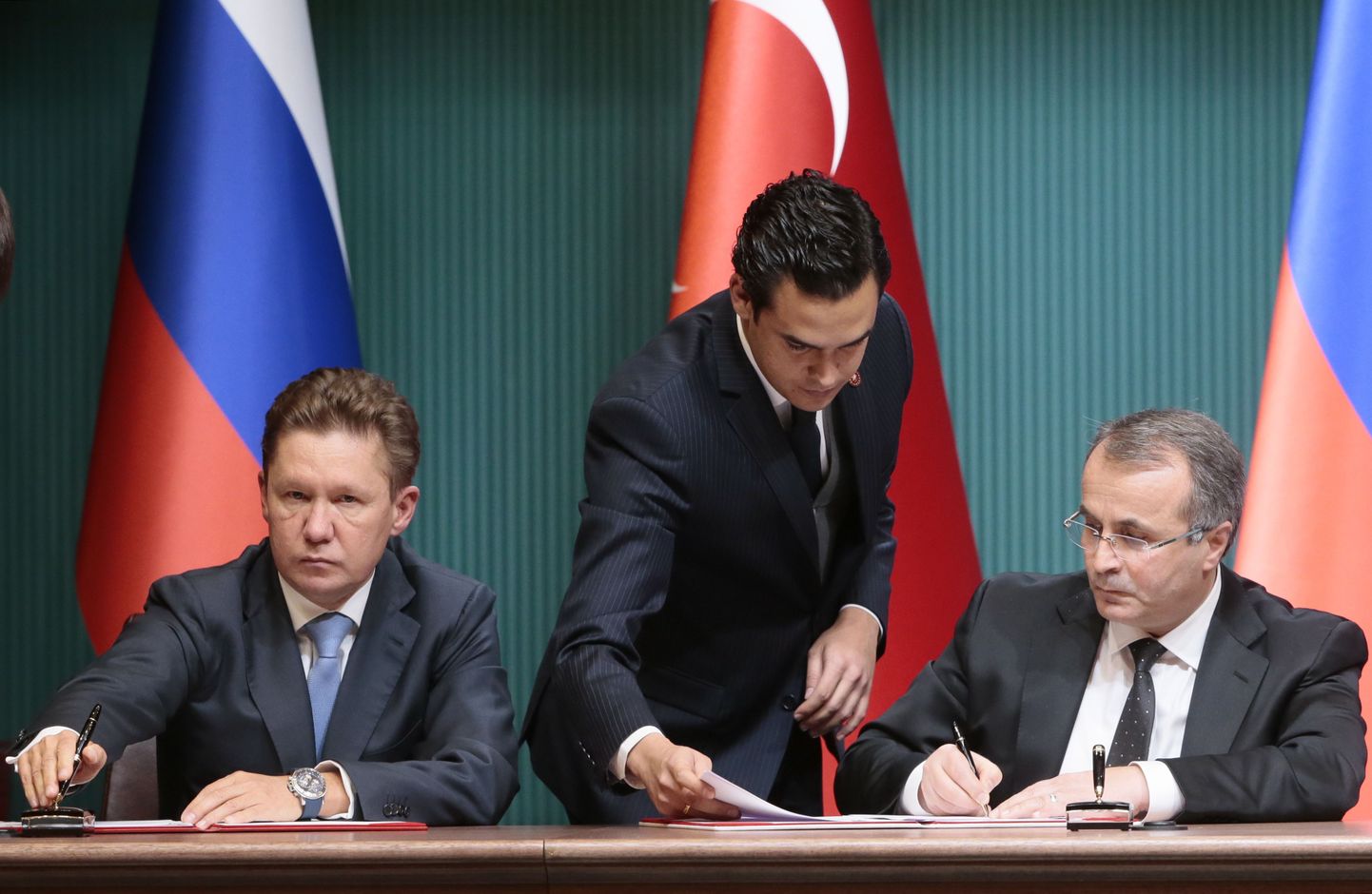 Gazpromi juht Aleksei Miller (vasakul) ja Türgi energiafirma juht Mehmet Konuk allkirjastasid eile Türgis dokumendid, mis puudutavad nende edasist koostööd.