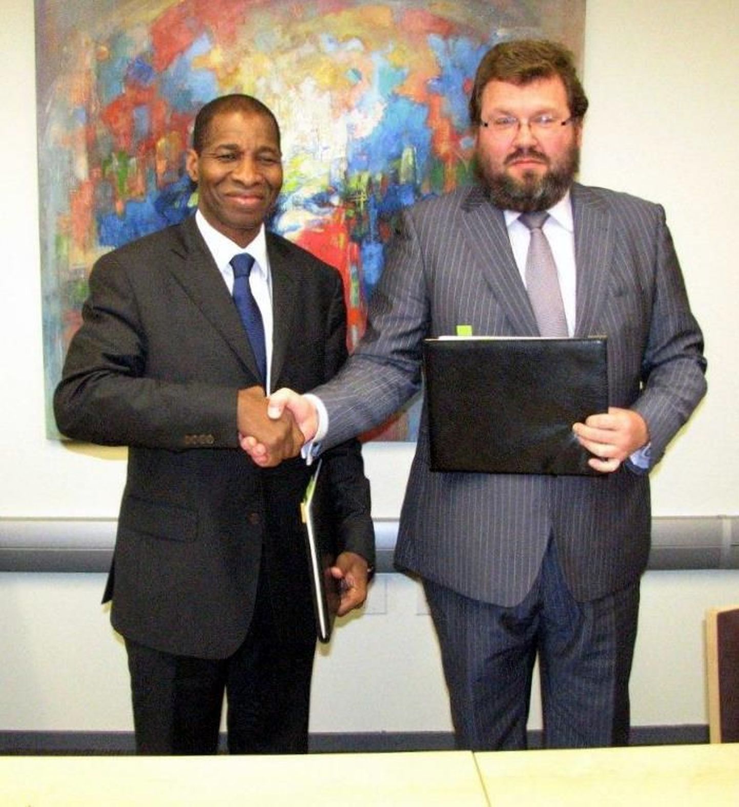 Eesti Vabariigi suursaadik ÜRO juures Margus Kolga sõlmis Côte d’Ivoire’i Vabariigi suursaadikuga ÜRO juures Youssouf Bambaga Eesti ja Côte d’Ivoire’i vahelised diplomaatilised suhted.