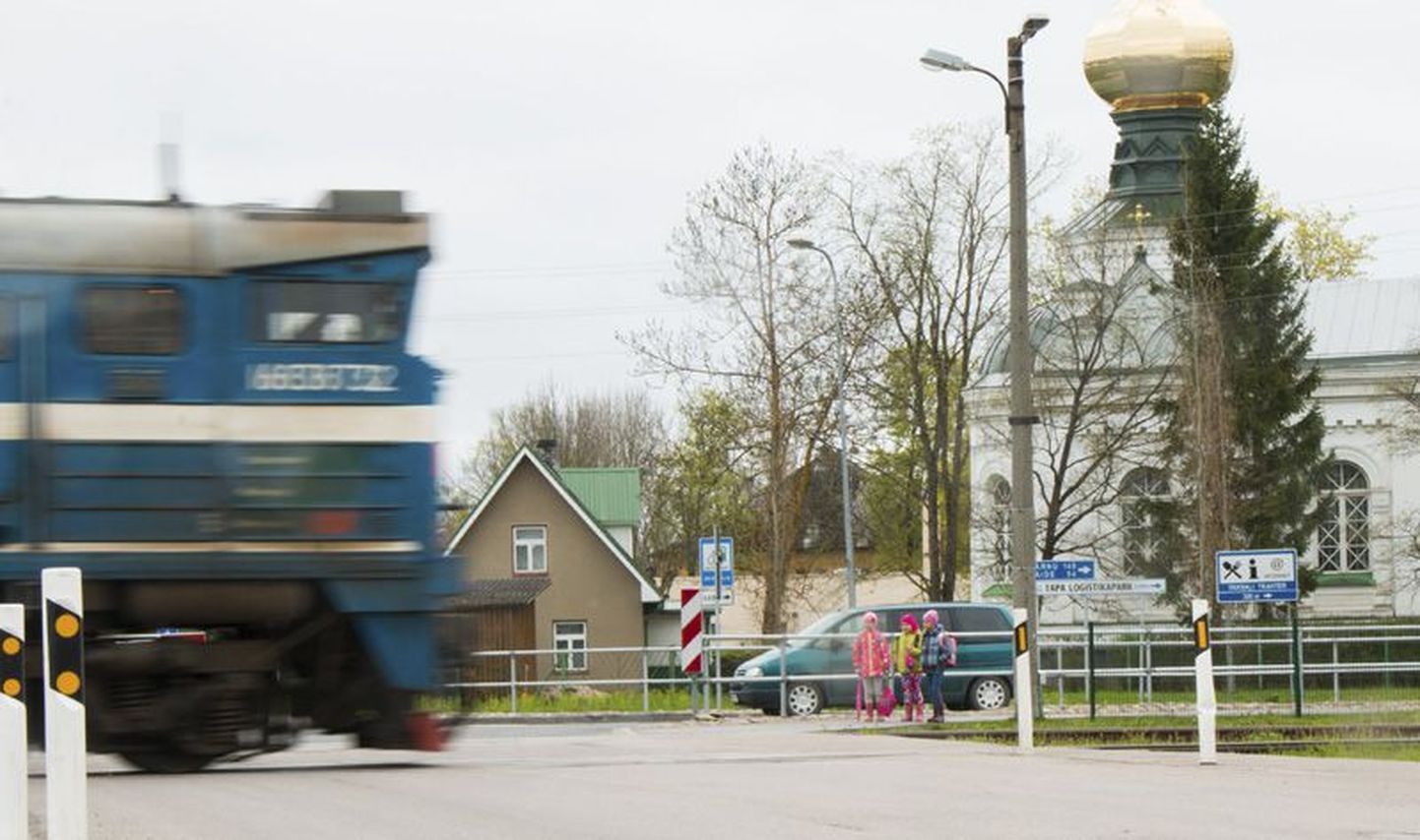 Tapalt liiguvad rongid nii Tartu, Narva kui Tallinna suunal. Võimalus kasutada mugavat ja kiiret ühistransporti on üheks põhjuseks, miks see linn uueks elukohaks valitakse.
