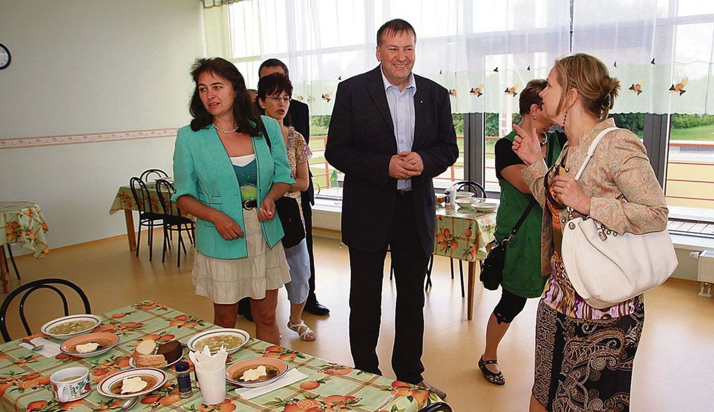 Vändra hooldekodu hoolealustele valmis pandud sööki uudistanud külalistest jäid esiplaanile Rita Urbanova (vasakul) ja Jiųi Lodr Tšehhist ning projekti juht Kati Loo.