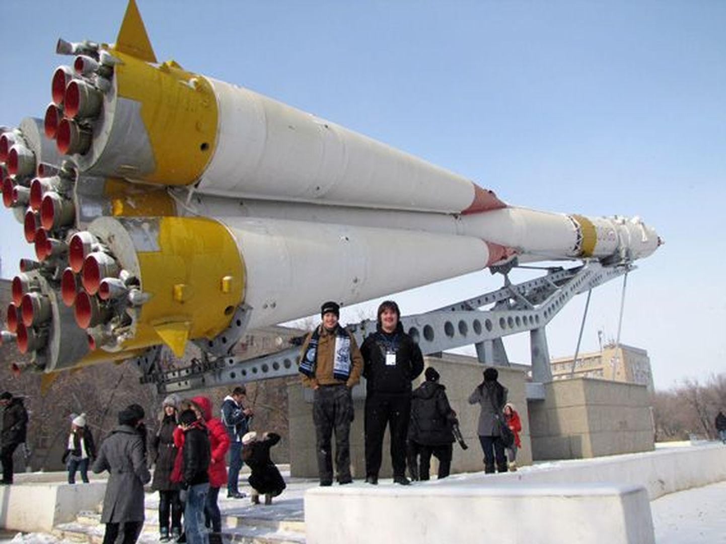 Richard Lätt (vasakul) ja Aimri Tarassov jäädvustasid oma reisi raketimaketi taustal.