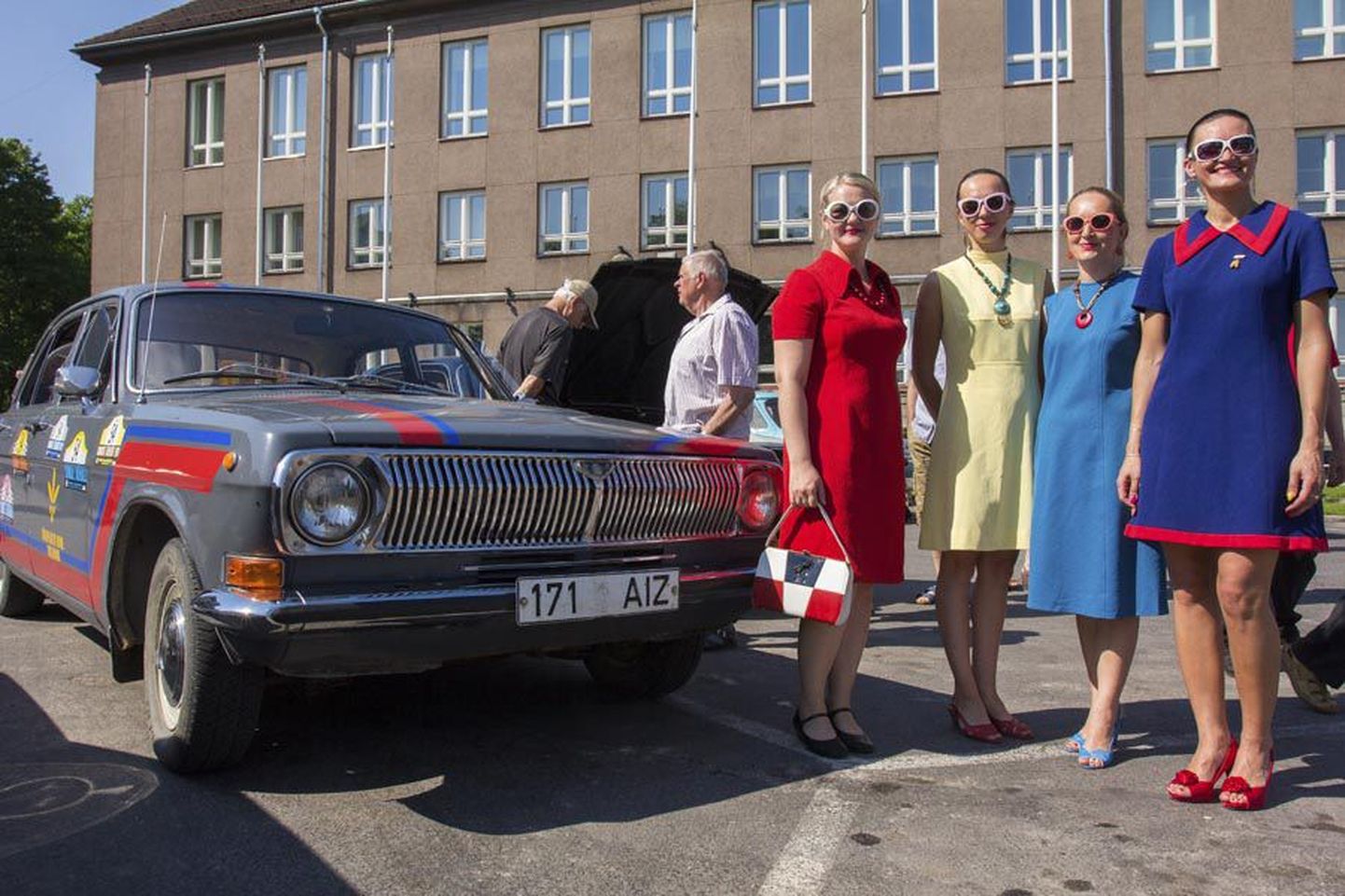 Nii mõnedki Volgade paraadil osalenud olid end ajastule kohaselt riidesse pannud ja särasid Vabaduse platsil koos kiiskavate retroautodega.