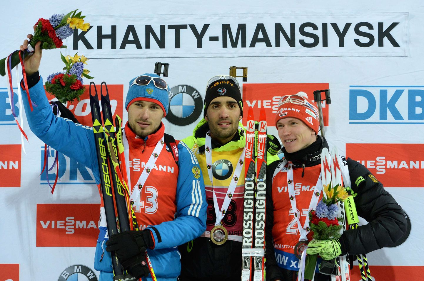 Мартен Фуркад (в центре) с медалью победителя гонки.