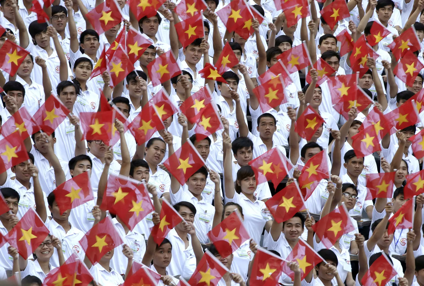 Жители Вьетнама с флагами страны.