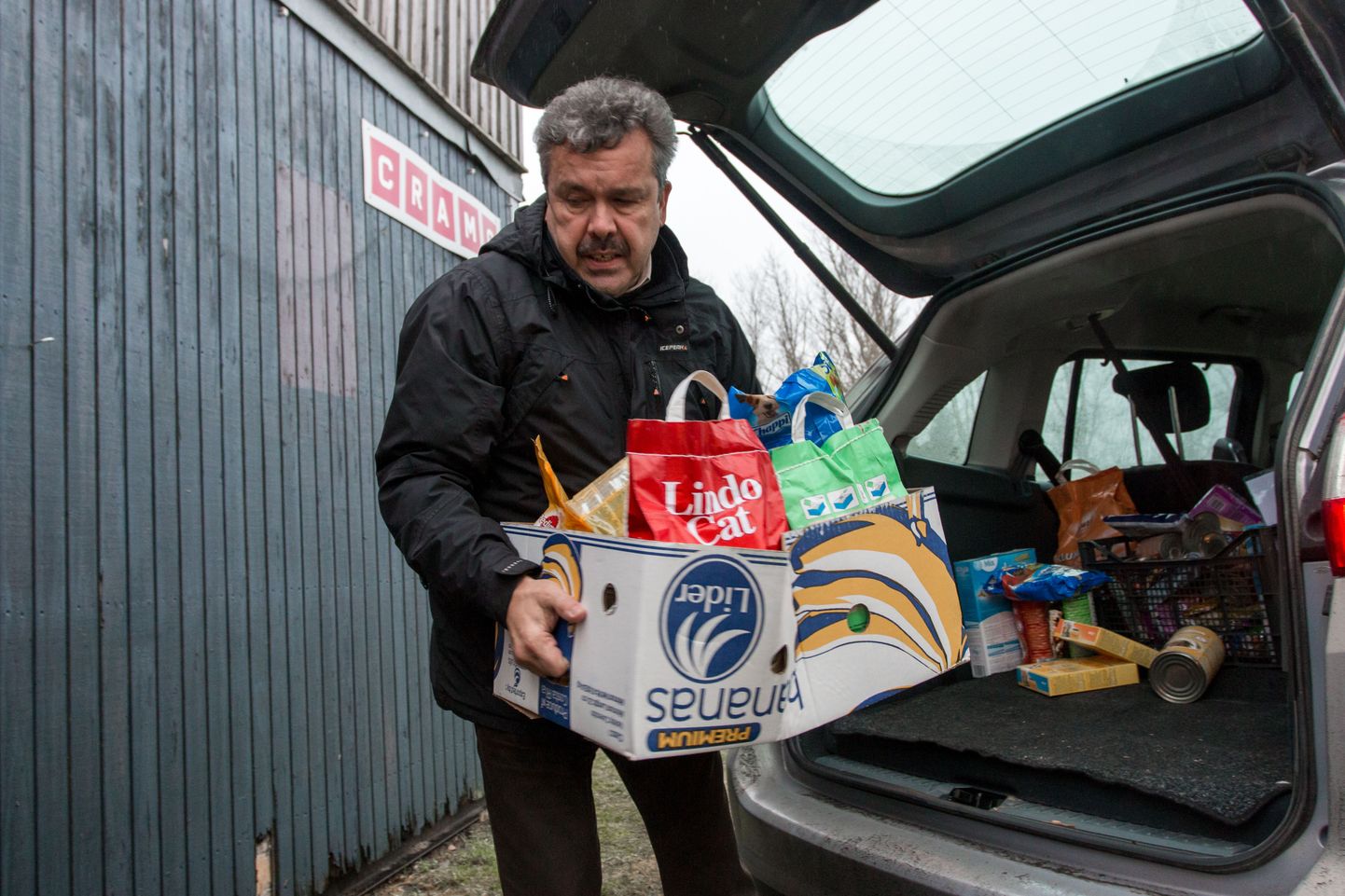 Vändra alevivanem Toomas Sonts tõstab autost välja kodutute loomade heaks korjatud annetusi.