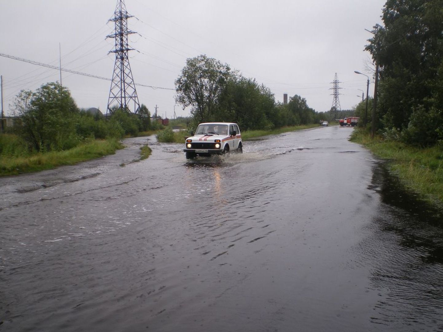 Vene eriolukordade ministeeriumi auto üleujutatud teel.