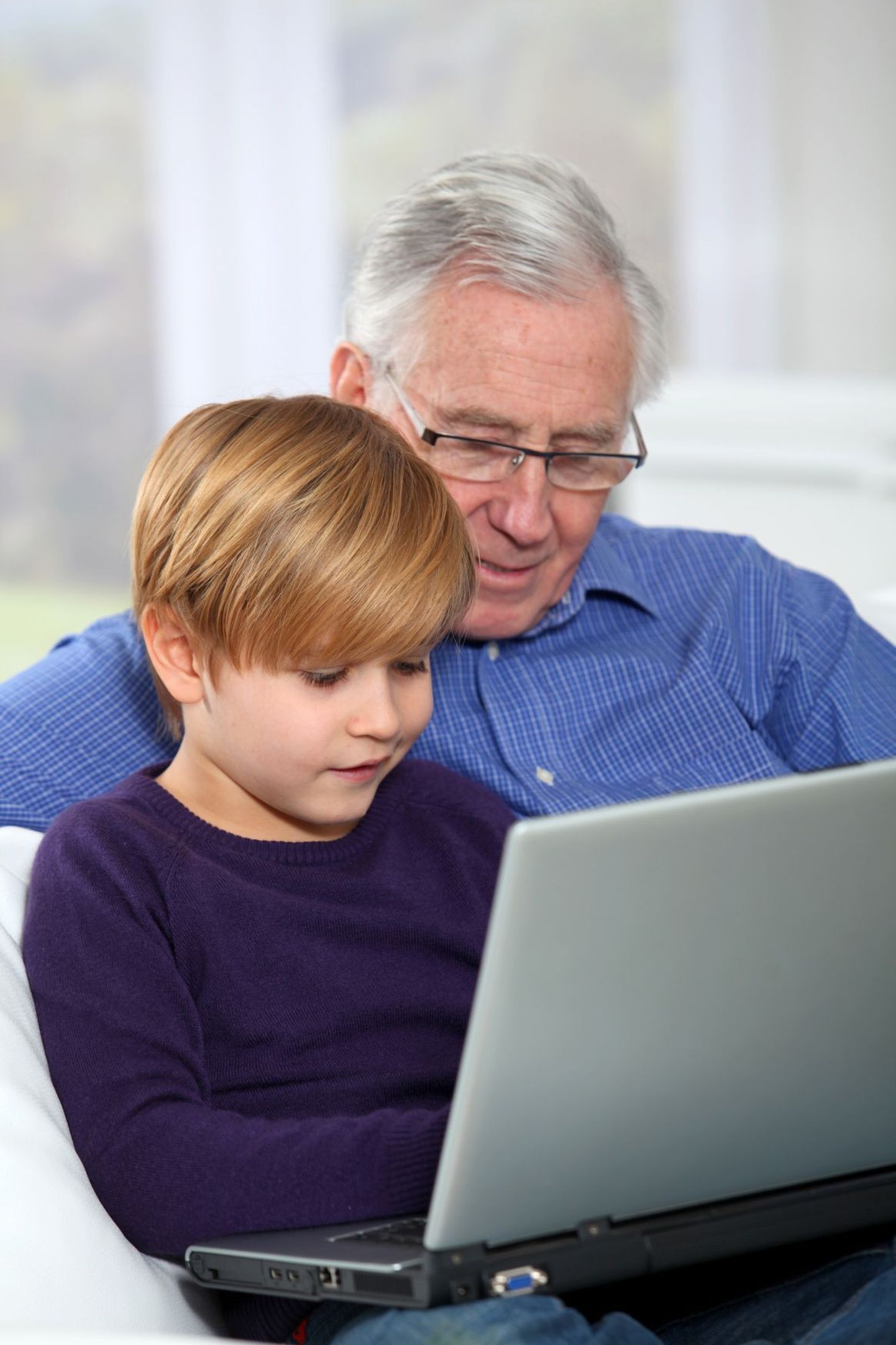 Laps koos vanaisa ja arvutiga.