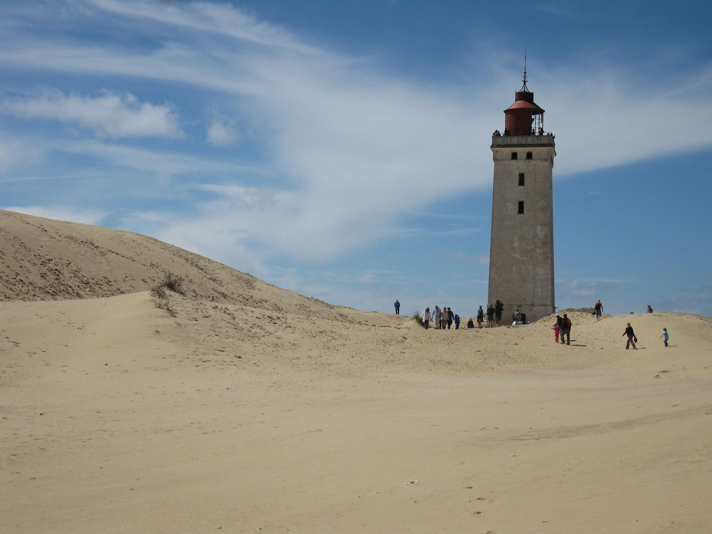 «Страж пустынных дюн», как называют маяк Рубьерг Кнуд в Дании, использовался до 1968 года.
Пески и море постепенно его пожирают, и не исключено, что лет через 20 он исчезнет с лица земли.
