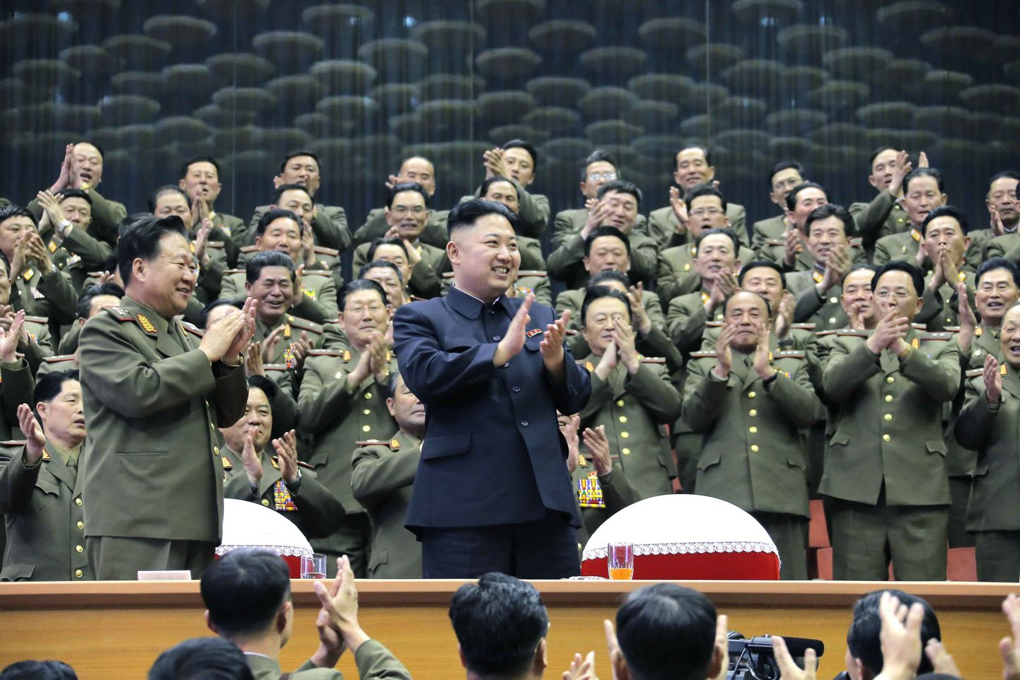 Kim Jong-un ja sõjaväelased