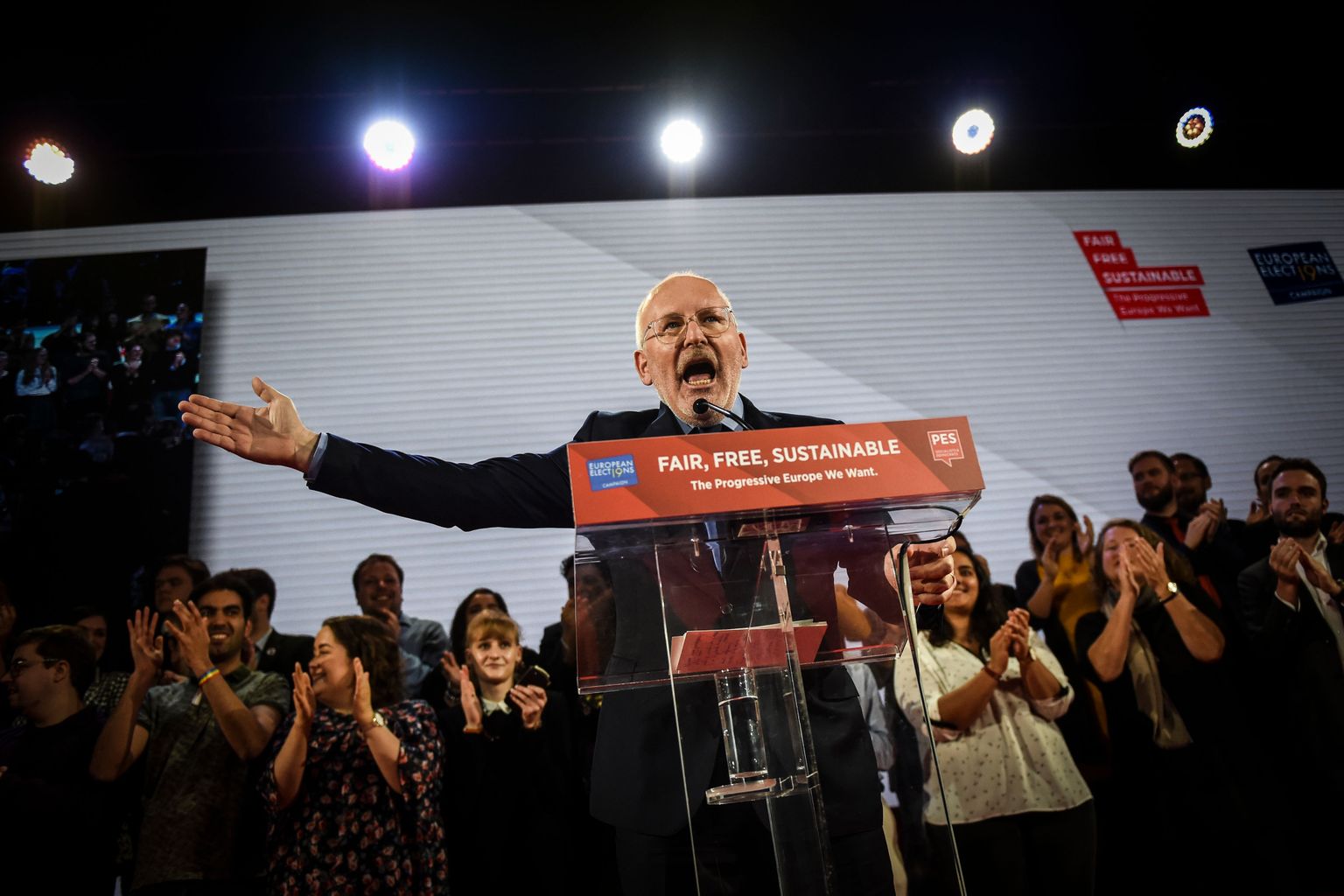 Frans Timmermans kõnet pidamas