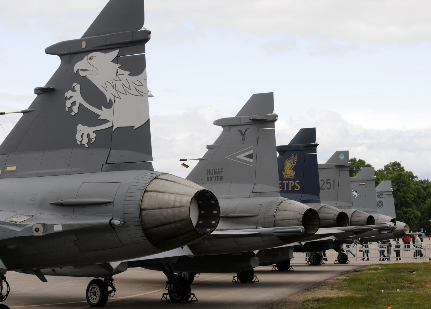 Eri riikide kaitsejõudude Saab Gripen -tüüpi hävitajad Linköpingi lennuväljal.