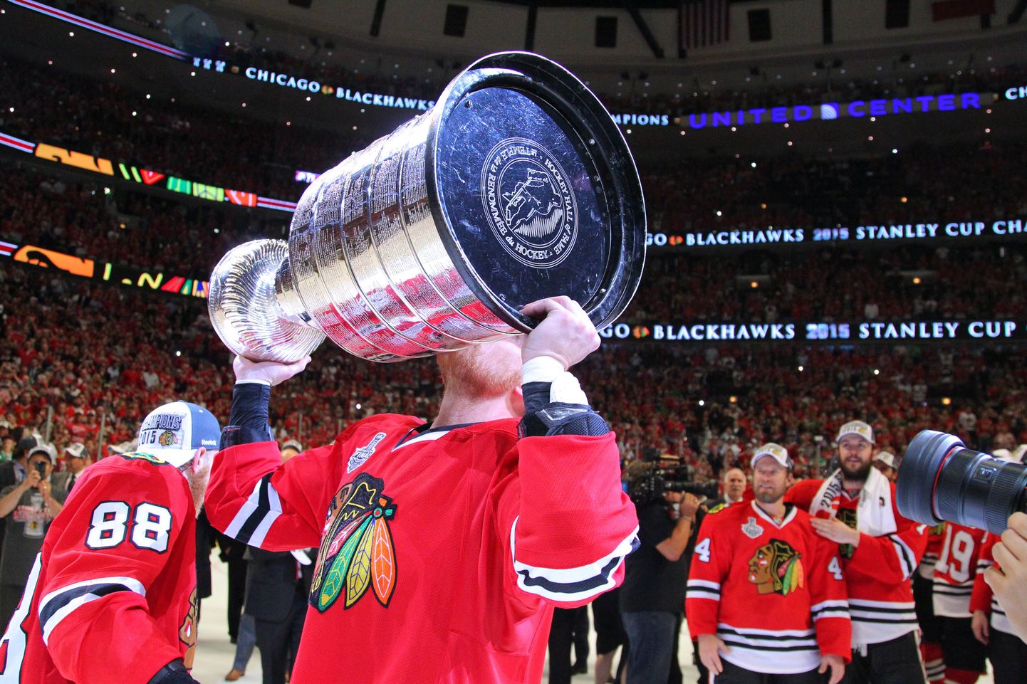 Хоккеисты "Чикаго" с почетным трофеем.
