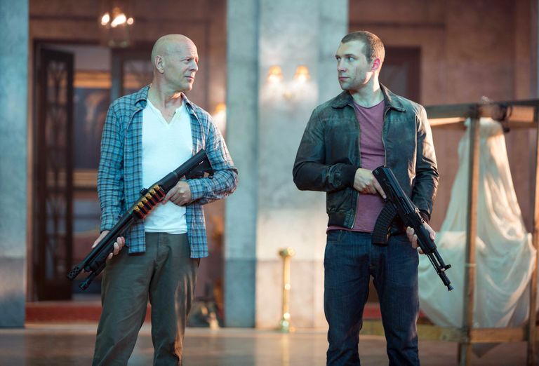 Bruce Willis John McClane'ina ja Jai Courtney ta poja Jack McClane'i rollis filmis «Visa hing 5»