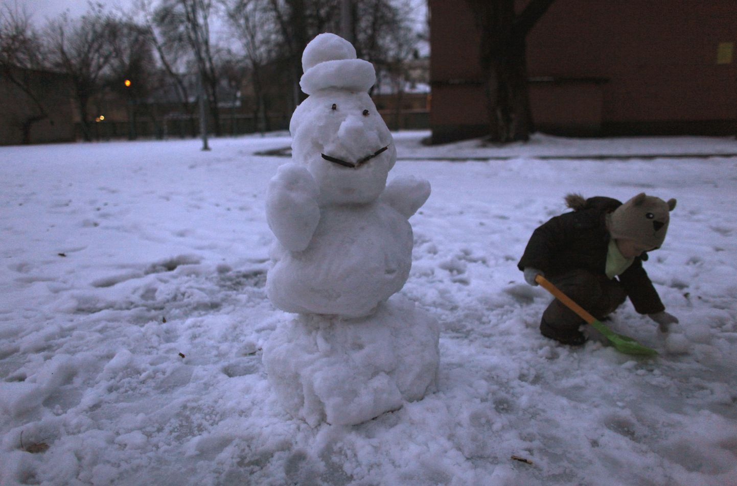 Poola laps lumememme ehitamas.